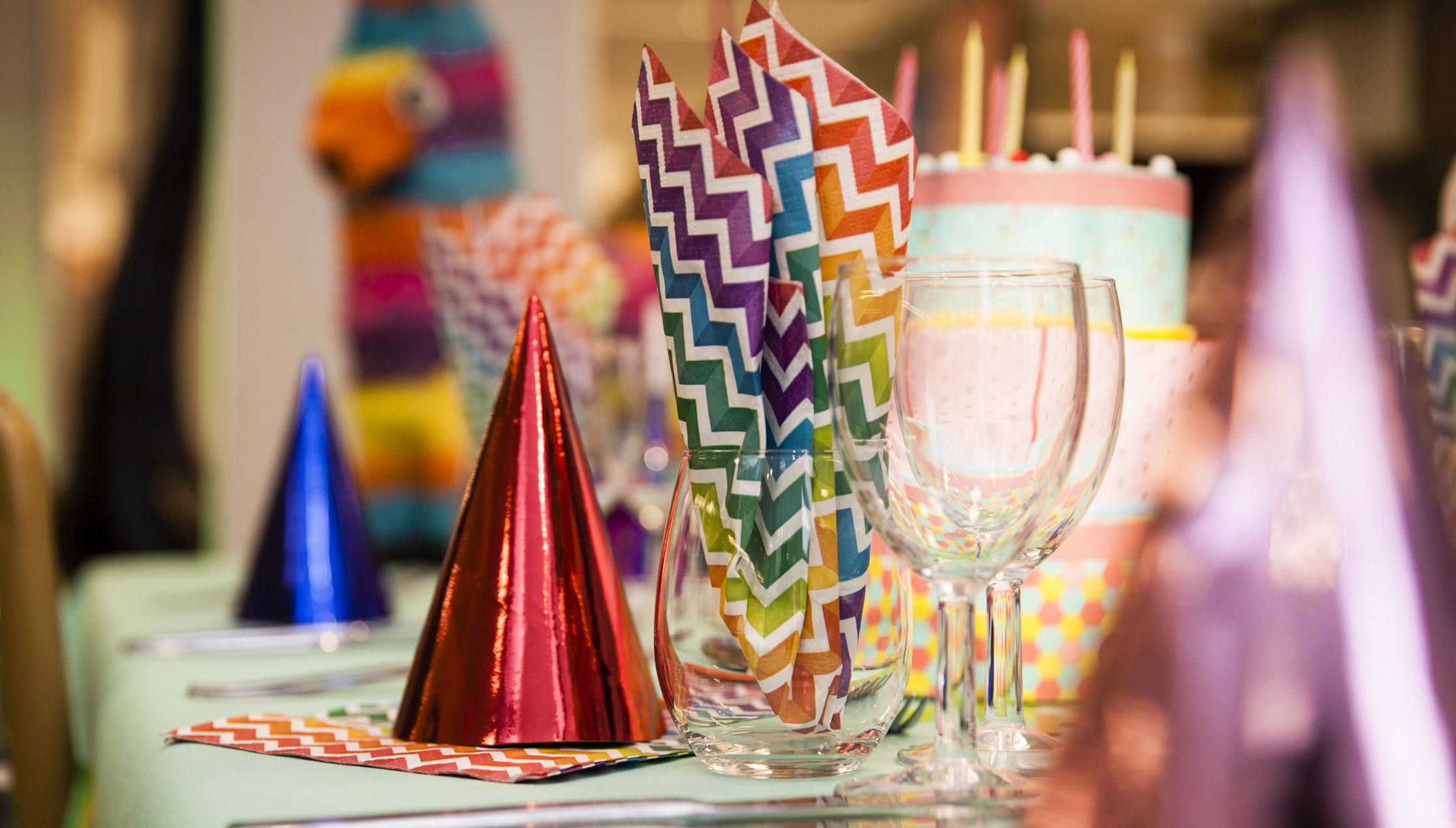 Feesthoedjes en feestversiering sieren deze tafel.