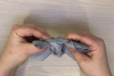 servet-demi-eventail-etape-1 technique de pliage servet demi eventail etape 1
