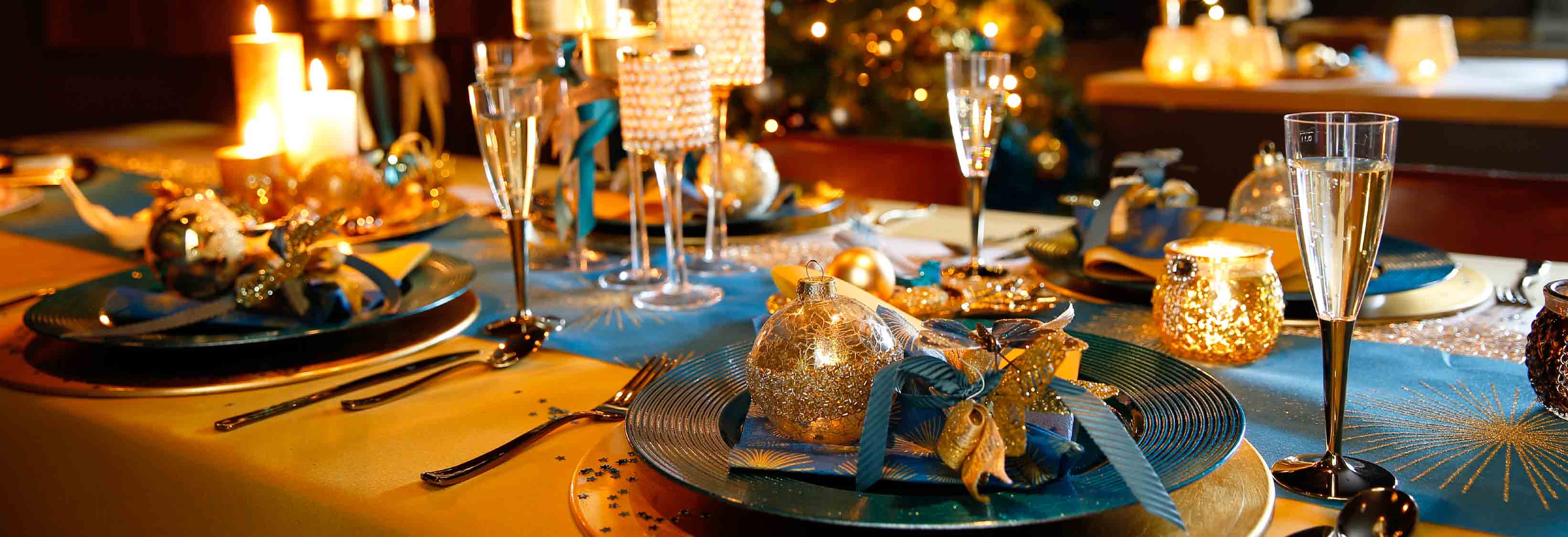 goud en petroleum blauw op de kerststafel