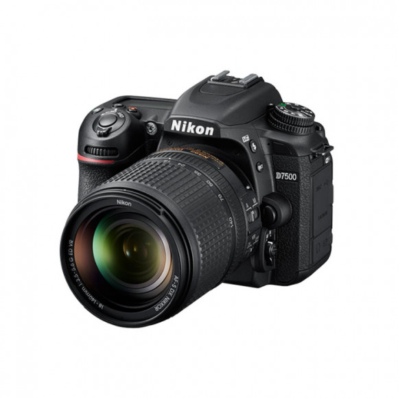 NIKON D7500 + 18-140mm VR