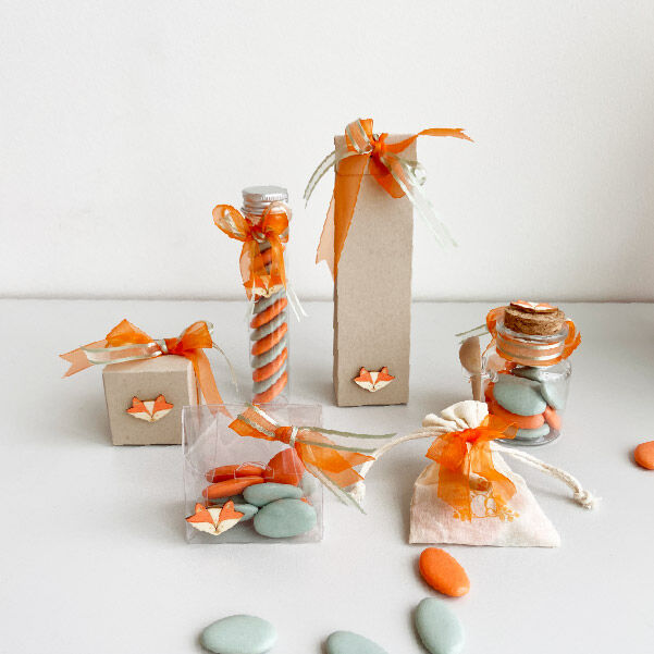 strikken linten naamkaartjes doopmand