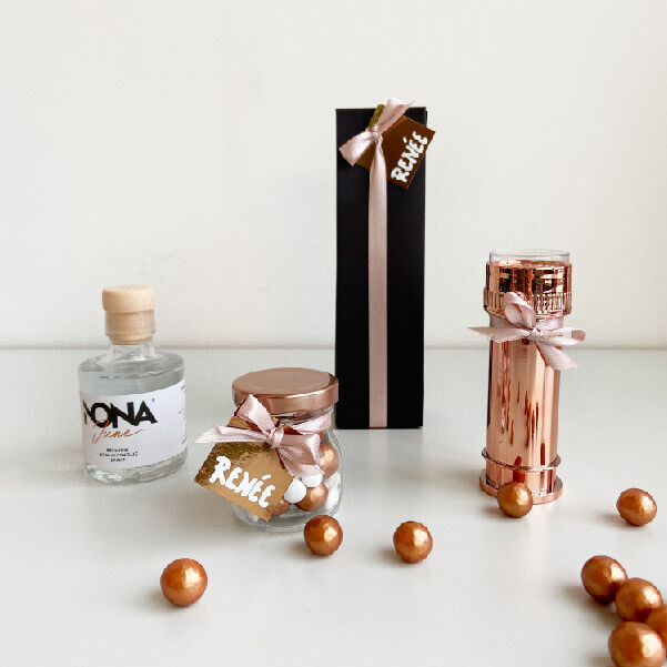 strikken linten naamkaartjes doopmand