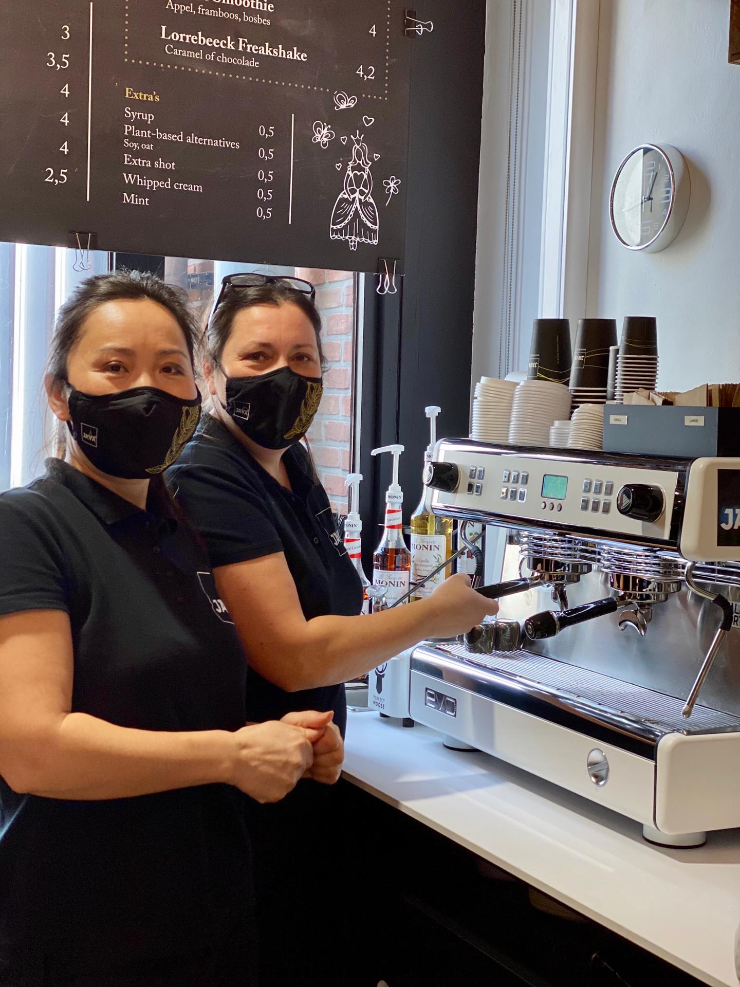 Barista's van de JAVA koffiebar in Kids Health Castle in het UZ Brussel