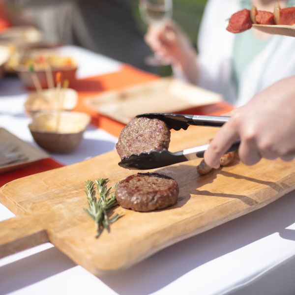 é(é barbecue viande sur planche en bois
