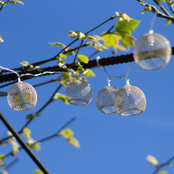 été guirlande lumineuse au-dessus de la table