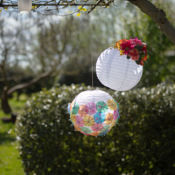 lampions décorés au-dessus de la table de jardin