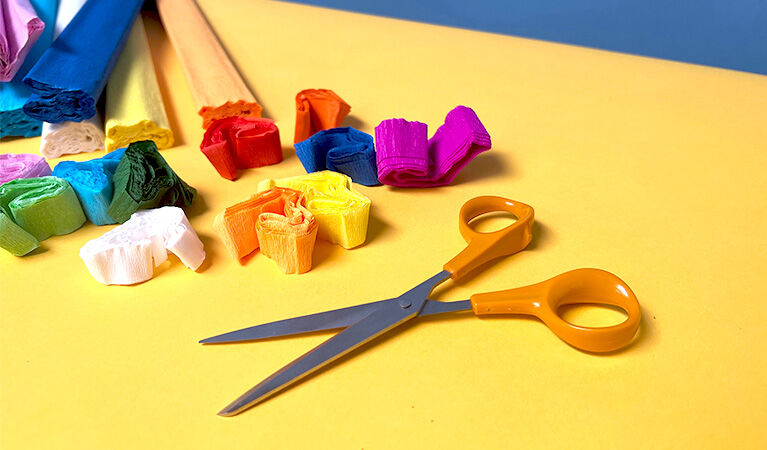 BCreativetolearn Grote witte crêpepapiervellen, alternatief voor tissuepapier, heldere kleuren voor het maken van papieren streamers, papieren bloemen en het inpakken van 50 cm x 300 cm rol papier