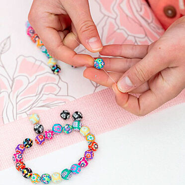 TECHNIQUE  Leçon 1 : Faire un Bracelet Élastique avec des Perles 