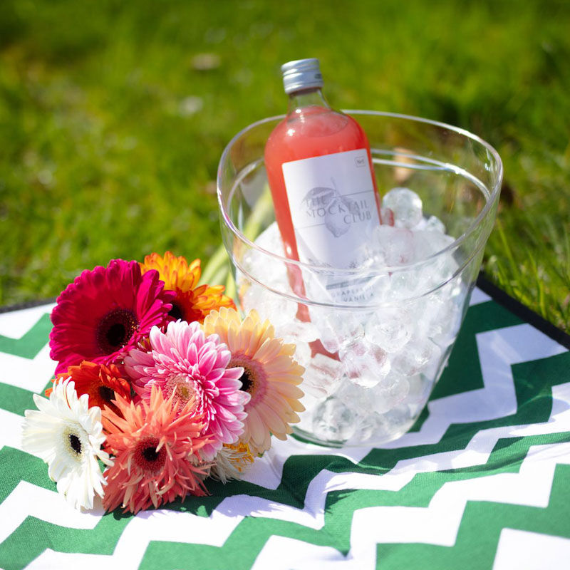 été mocktail dans un seau à glace