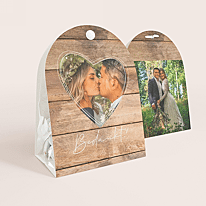 Afgerond snoepzakje met trouwfoto's en houten achtergrond