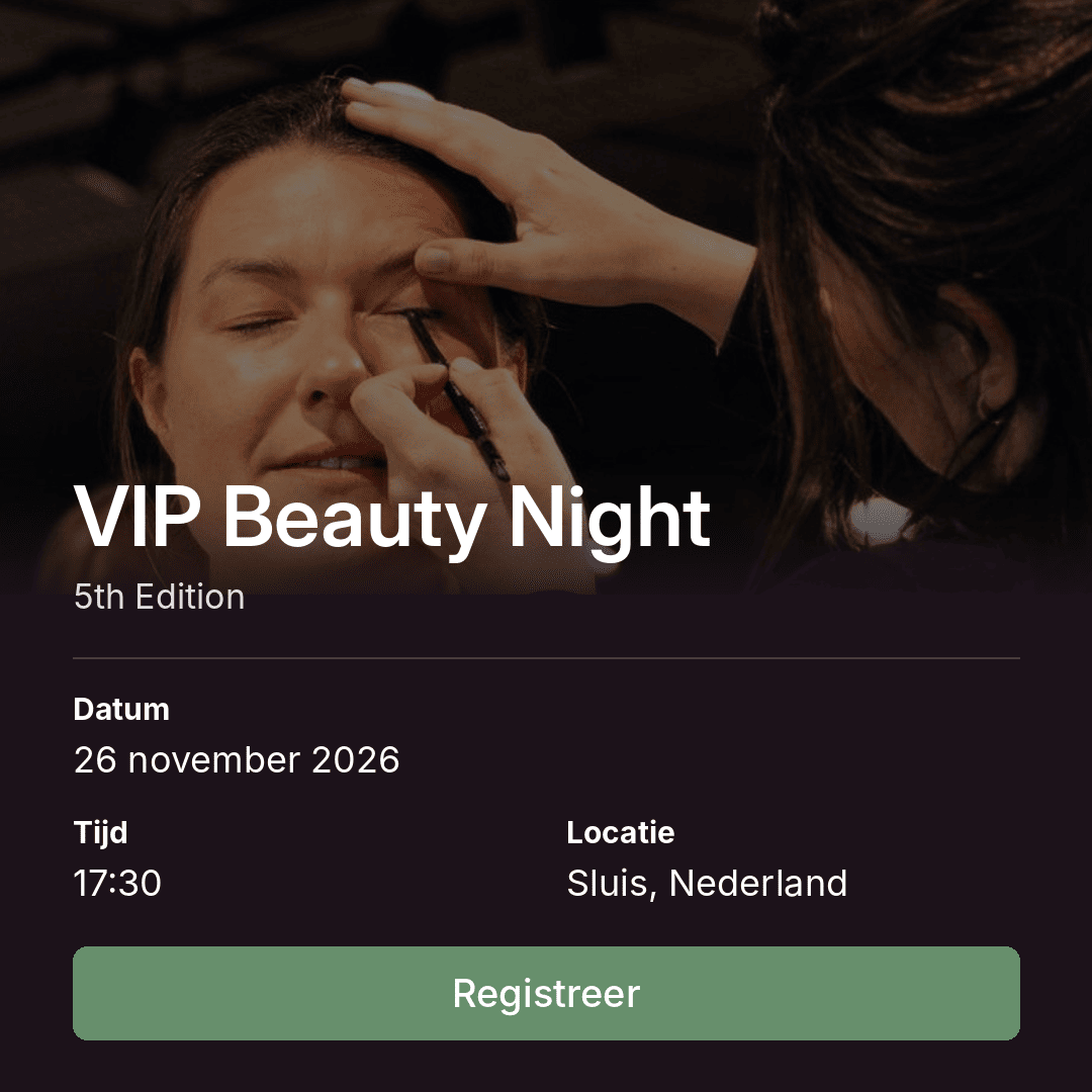 VIP Beauty Night, 5de editie, bij FreeX in Sluis op 26 november 2026 om 17:30; een visagist brengt eyeliner aan bij een klant in de winkel