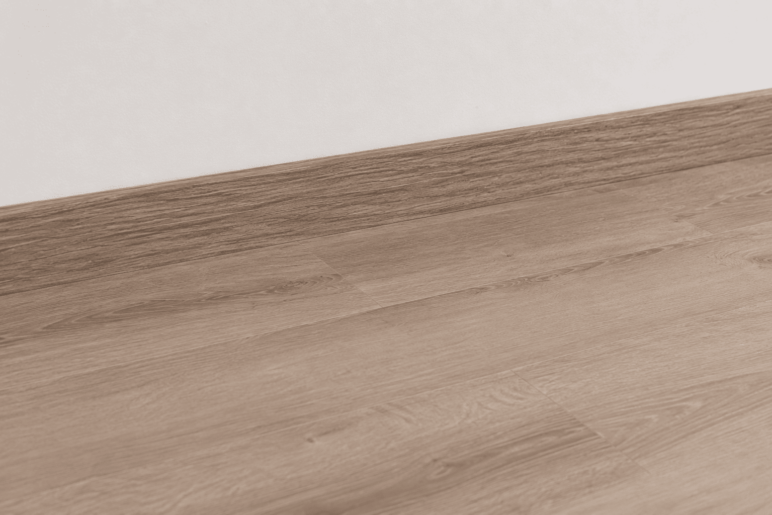 Barn Oak SolidFloor plint  close up (plint en vloer in een interieur) 