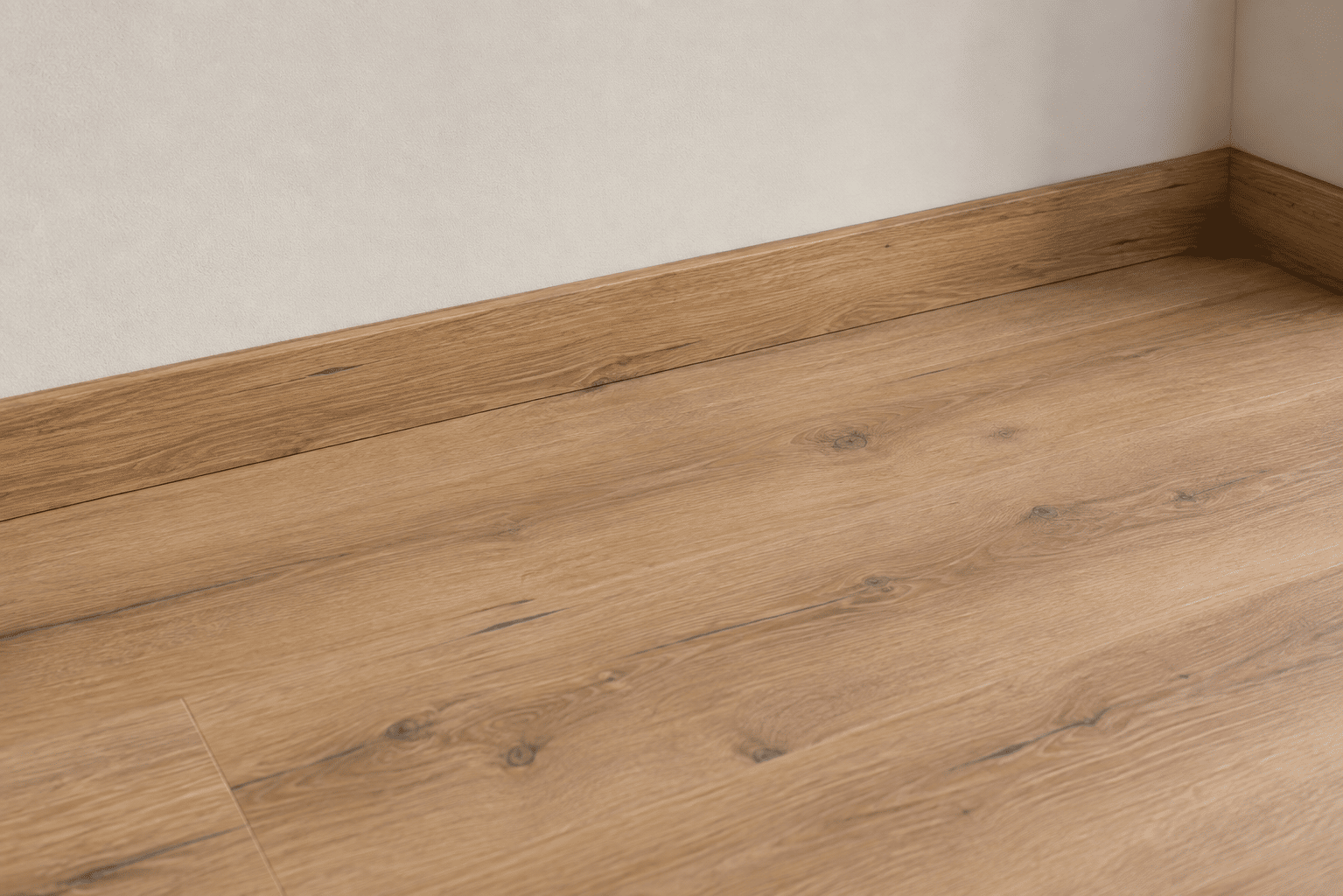 Warm oak mansion solid floor in close up van de plint en de vloer in een interieur