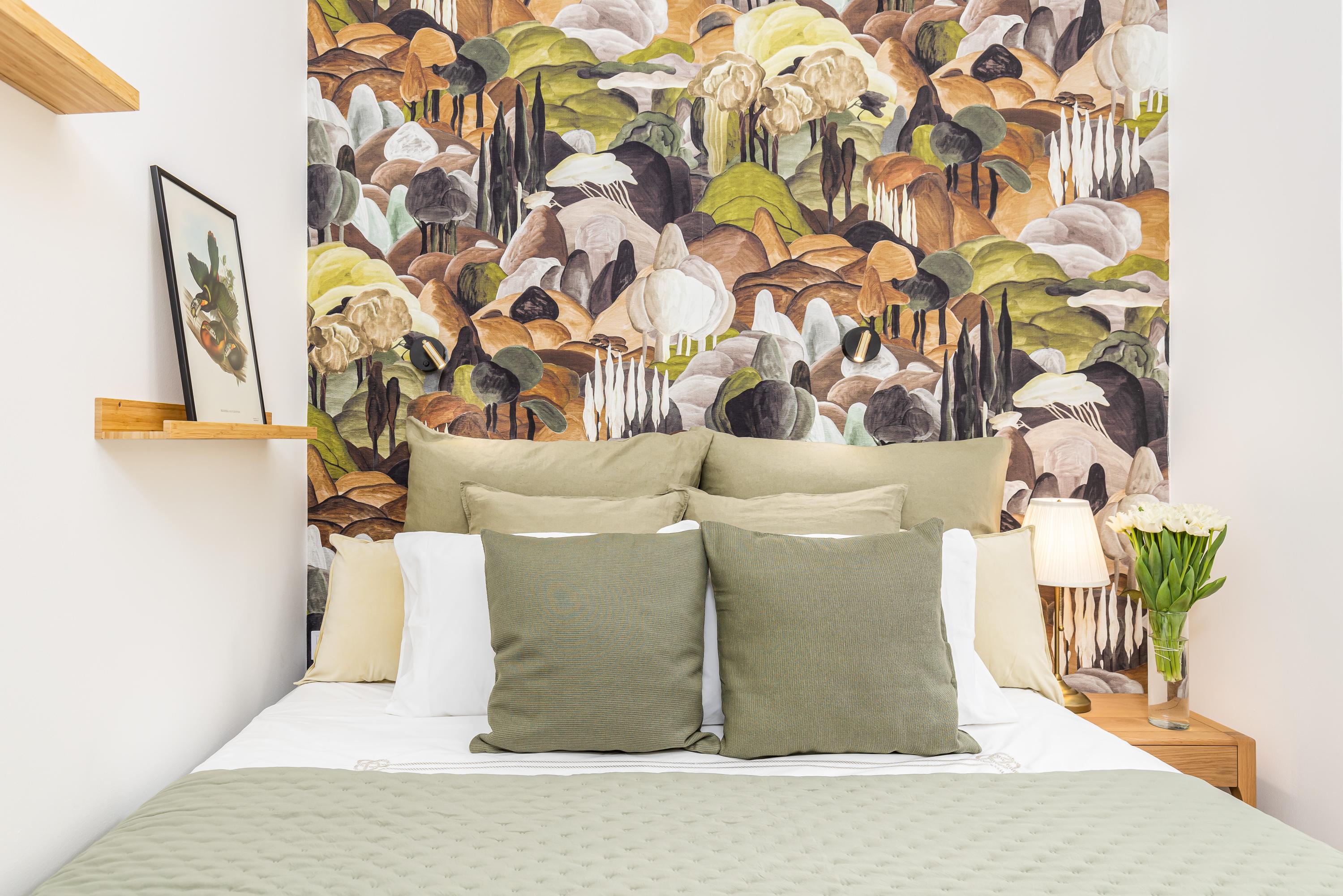 Volledig gerenoveerd Airbnb interieur in Belváros met Arte Walls wandbekleding in weelderige natuurtinten en botanische patronen. Kunstzinnige en stijlvolle interieurafwerking met warme, diverse kleuren en natuurlijke sfeer.