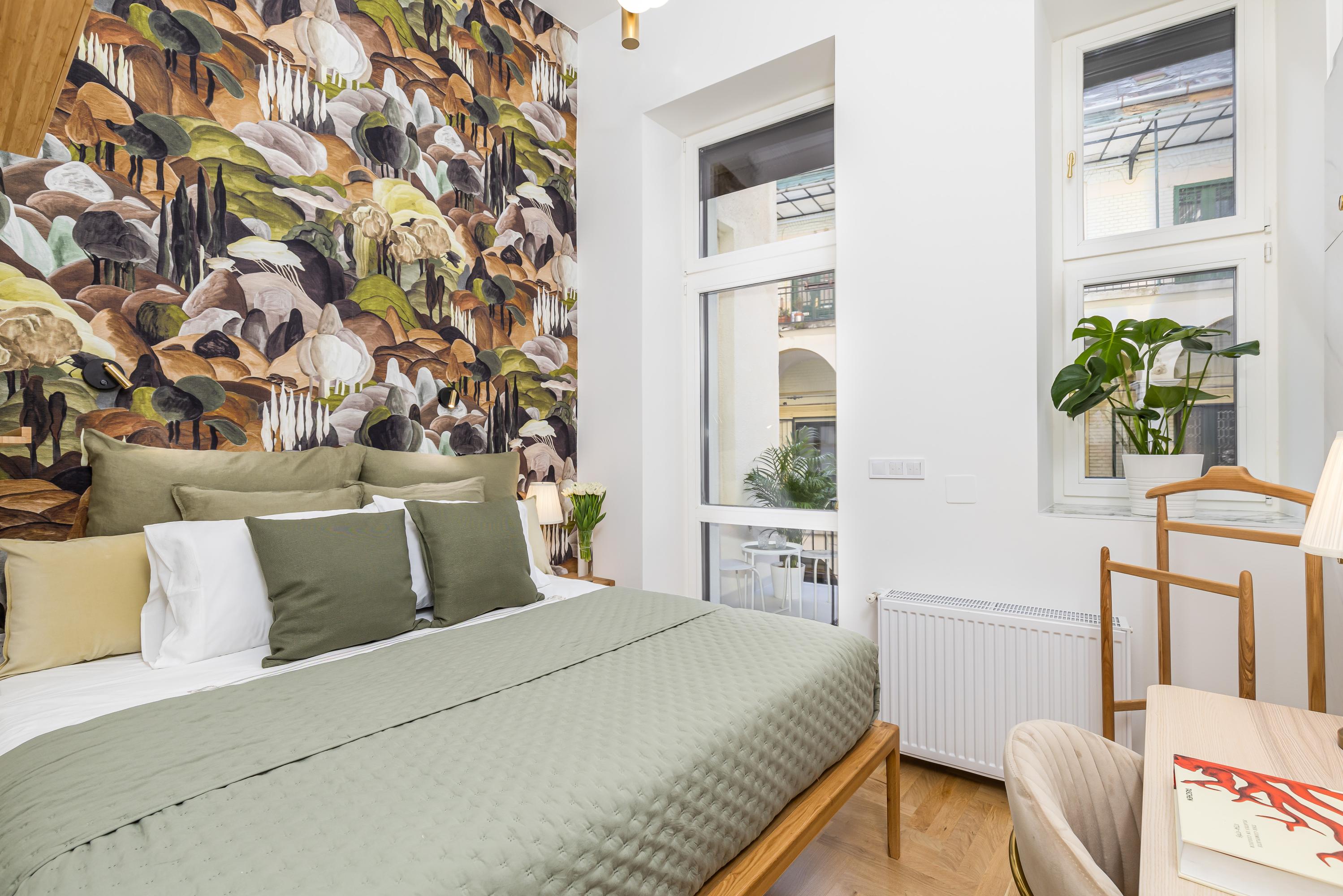 Volledig gerenoveerd Airbnb interieur in Belváros met Arte Walls wandbekleding in weelderige natuurtinten en botanische patronen. Kunstzinnige en stijlvolle interieurafwerking met warme, diverse kleuren en natuurlijke sfeer.