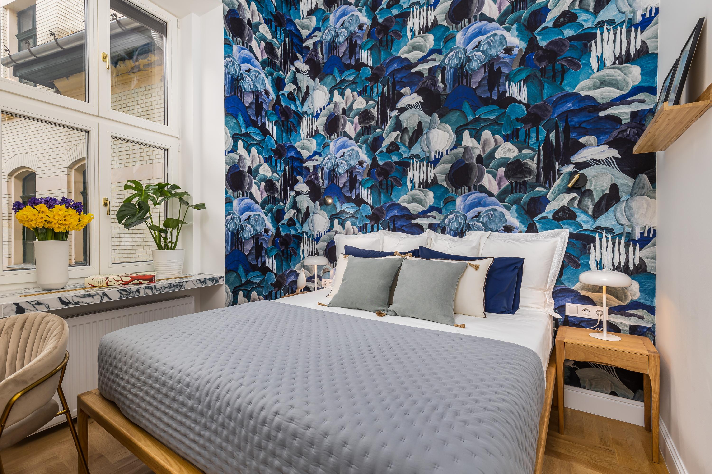 Volledig gerenoveerd Airbnb interieur in Belváros met Arte Walls wandbekleding in weelderige natuurtinten en botanische patronen. Kunstzinnige en stijlvolle interieurafwerking met warme, diverse kleuren en natuurlijke sfeer.