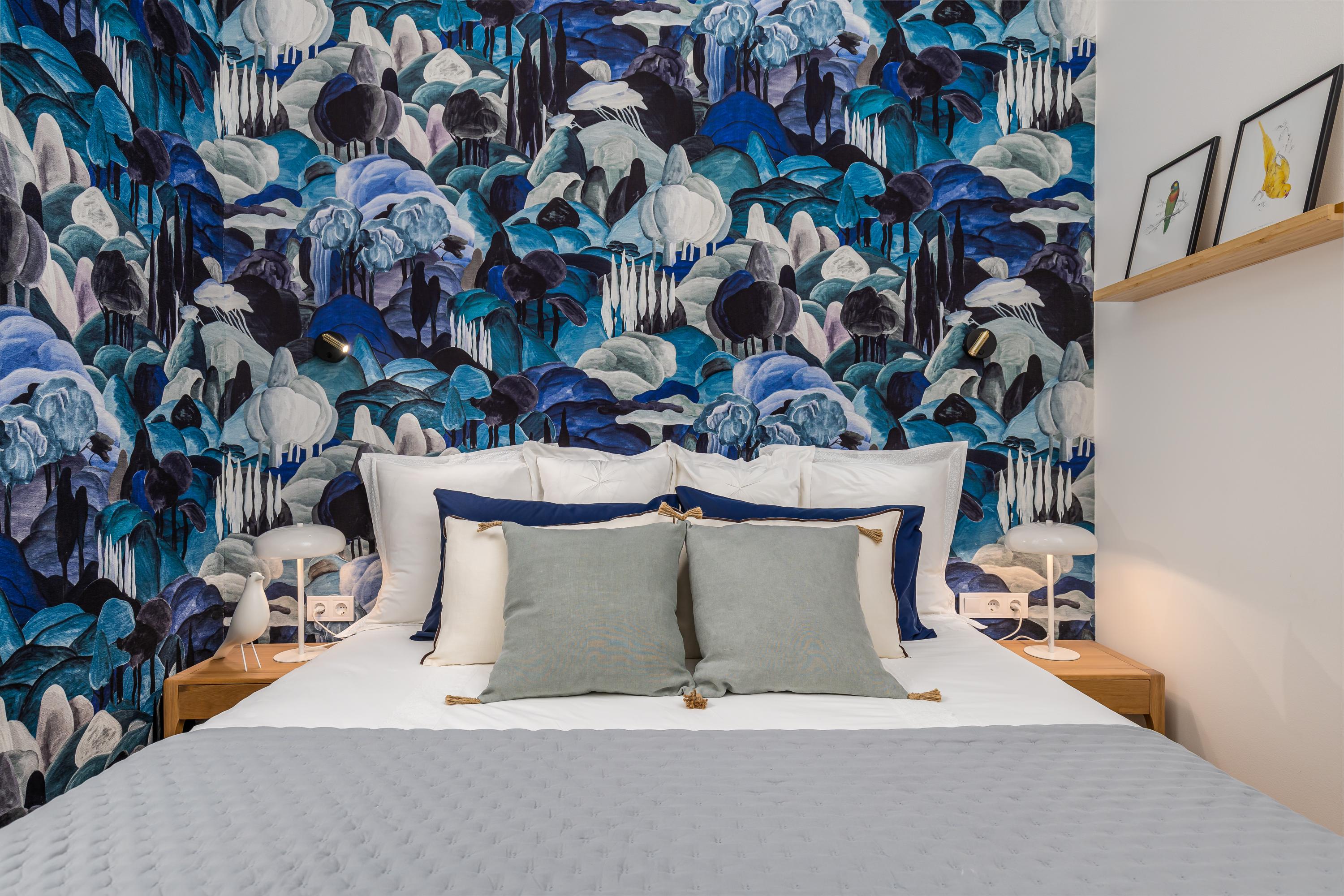 Volledig gerenoveerd Airbnb interieur in Belváros met Arte Walls wandbekleding in weelderige natuurtinten en botanische patronen. Kunstzinnige en stijlvolle interieurafwerking met warme, diverse kleuren en natuurlijke sfeer.
