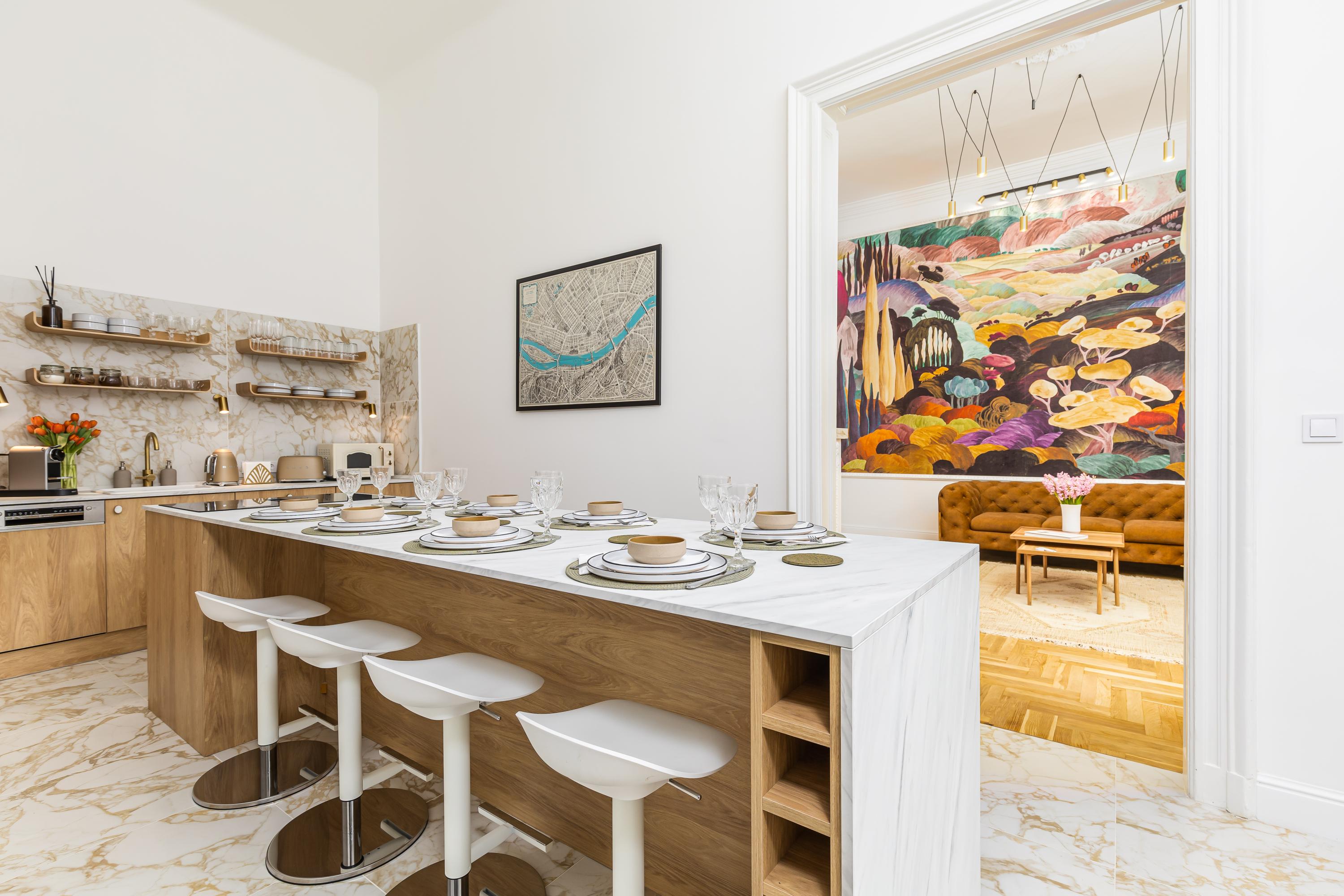 Volledig gerenoveerd Airbnb interieur in Belváros met Arte Walls wandbekleding in weelderige natuurtinten en botanische patronen. Kunstzinnige en stijlvolle interieurafwerking met warme, diverse kleuren en natuurlijke sfeer.