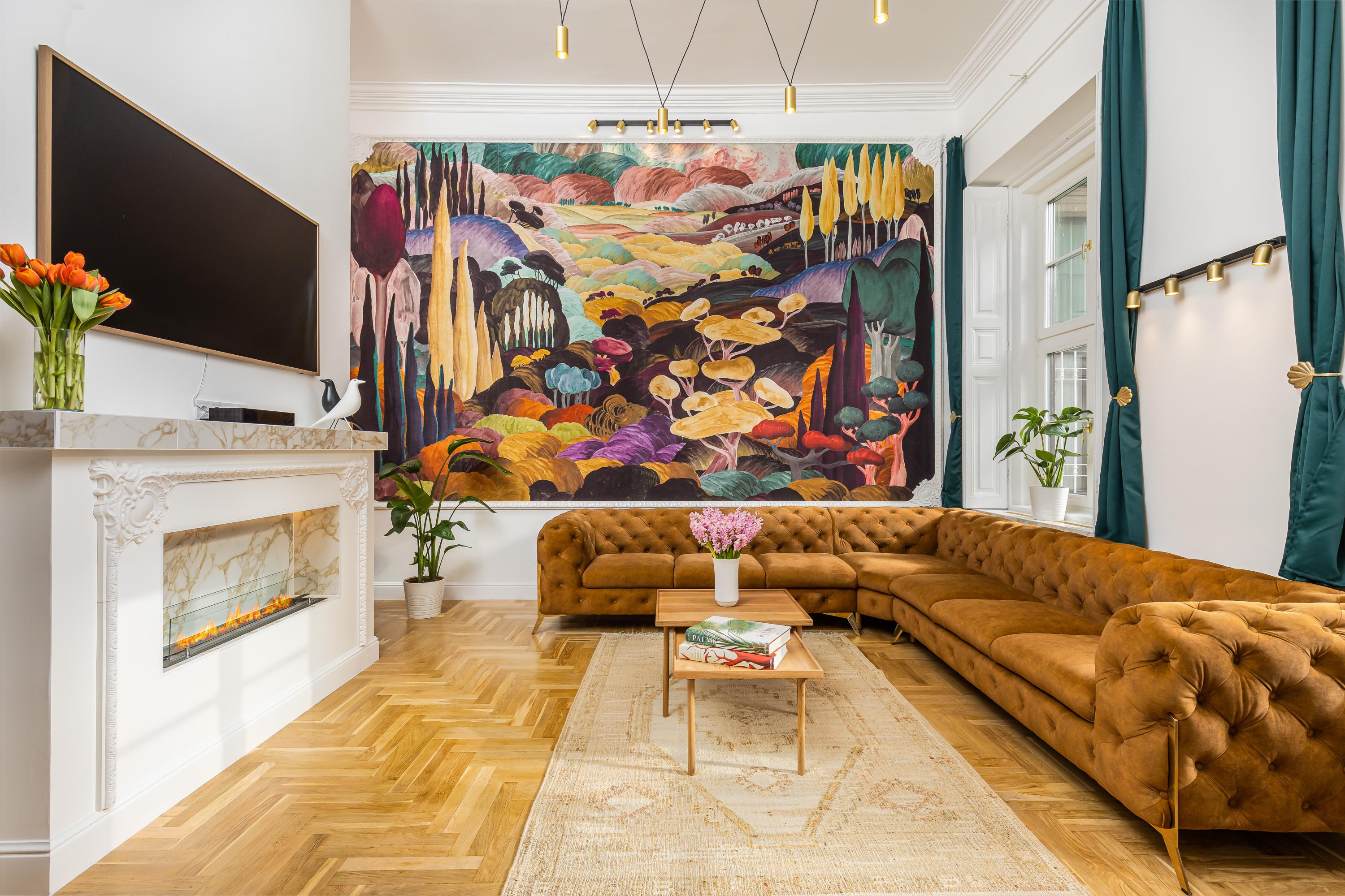 Volledig gerenoveerd Airbnb interieur in Belváros met Arte Walls wandbekleding in weelderige natuurtinten en botanische patronen. Kunstzinnige en stijlvolle interieurafwerking met warme, diverse kleuren en natuurlijke sfeer.