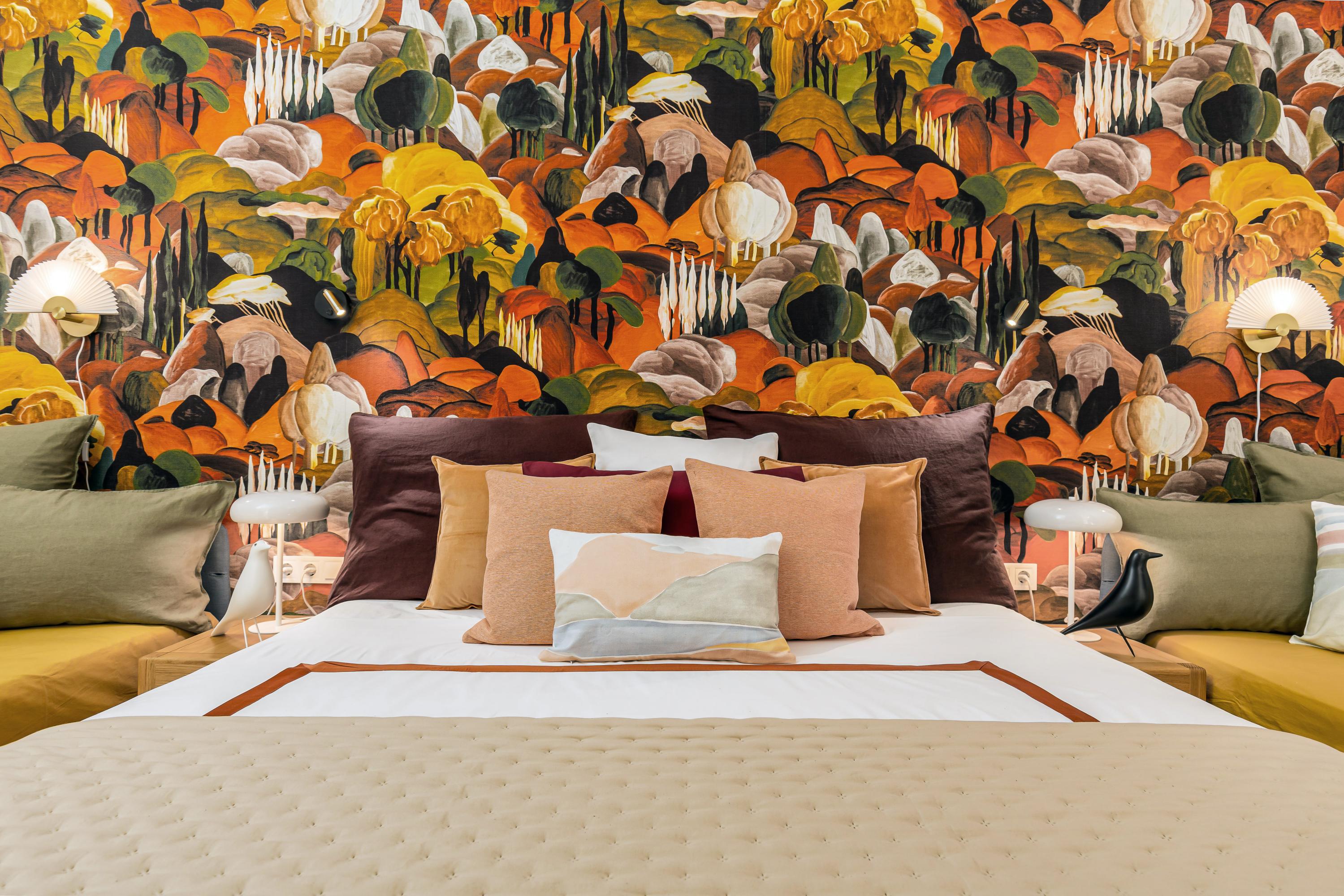 Volledig gerenoveerd Airbnb interieur in Belváros met Arte Walls wandbekleding in weelderige natuurtinten en botanische patronen. Kunstzinnige en stijlvolle interieurafwerking met warme, diverse kleuren en natuurlijke sfeer.