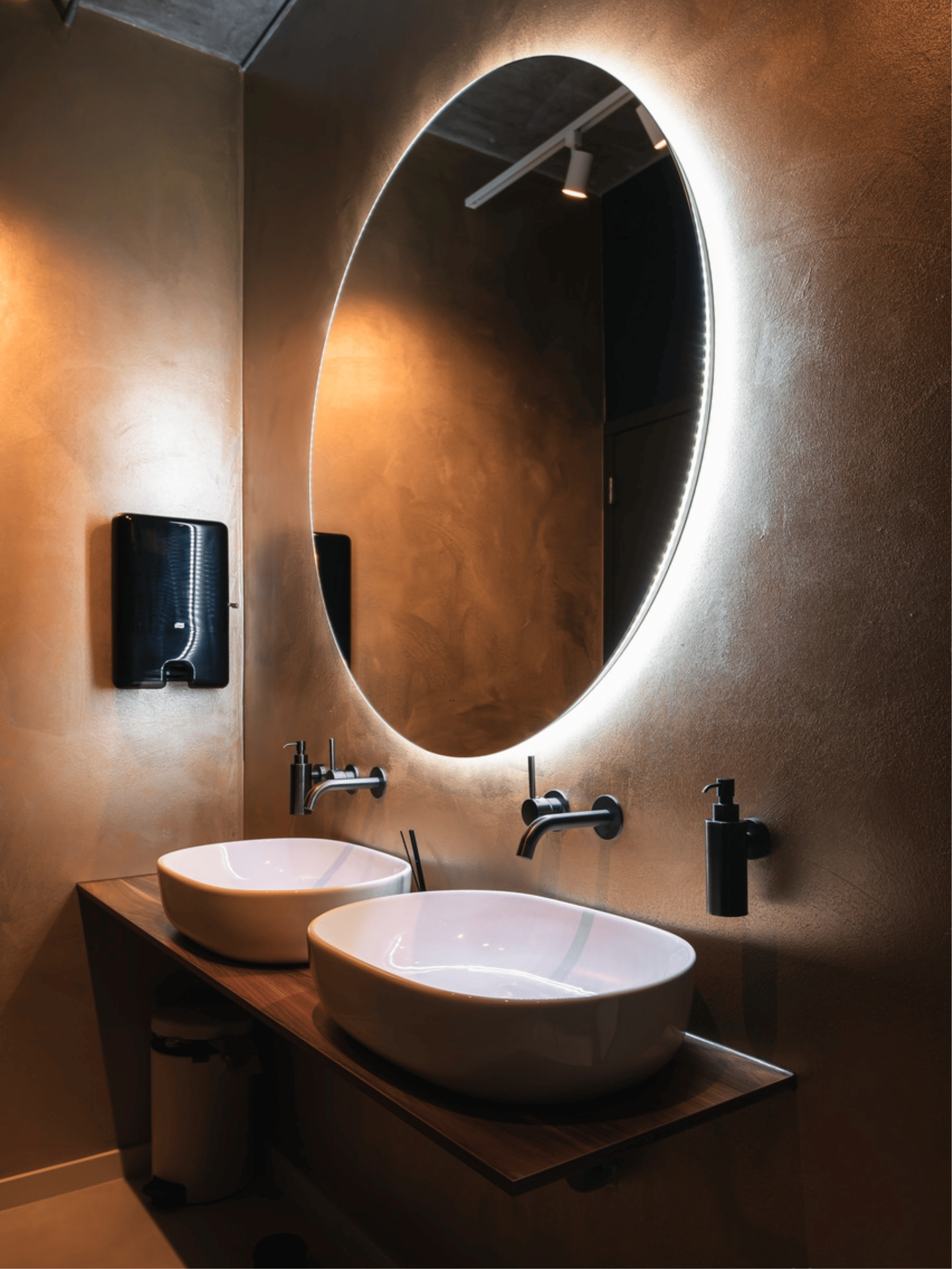 Moderne badkamer met een bruine decoratieve verftechniek achter de lavabo, gecombineerd met geïntegreerde LED-verlichting. High-end afwerking met warme tinten en een stijlvolle, luxueuze uitstraling.