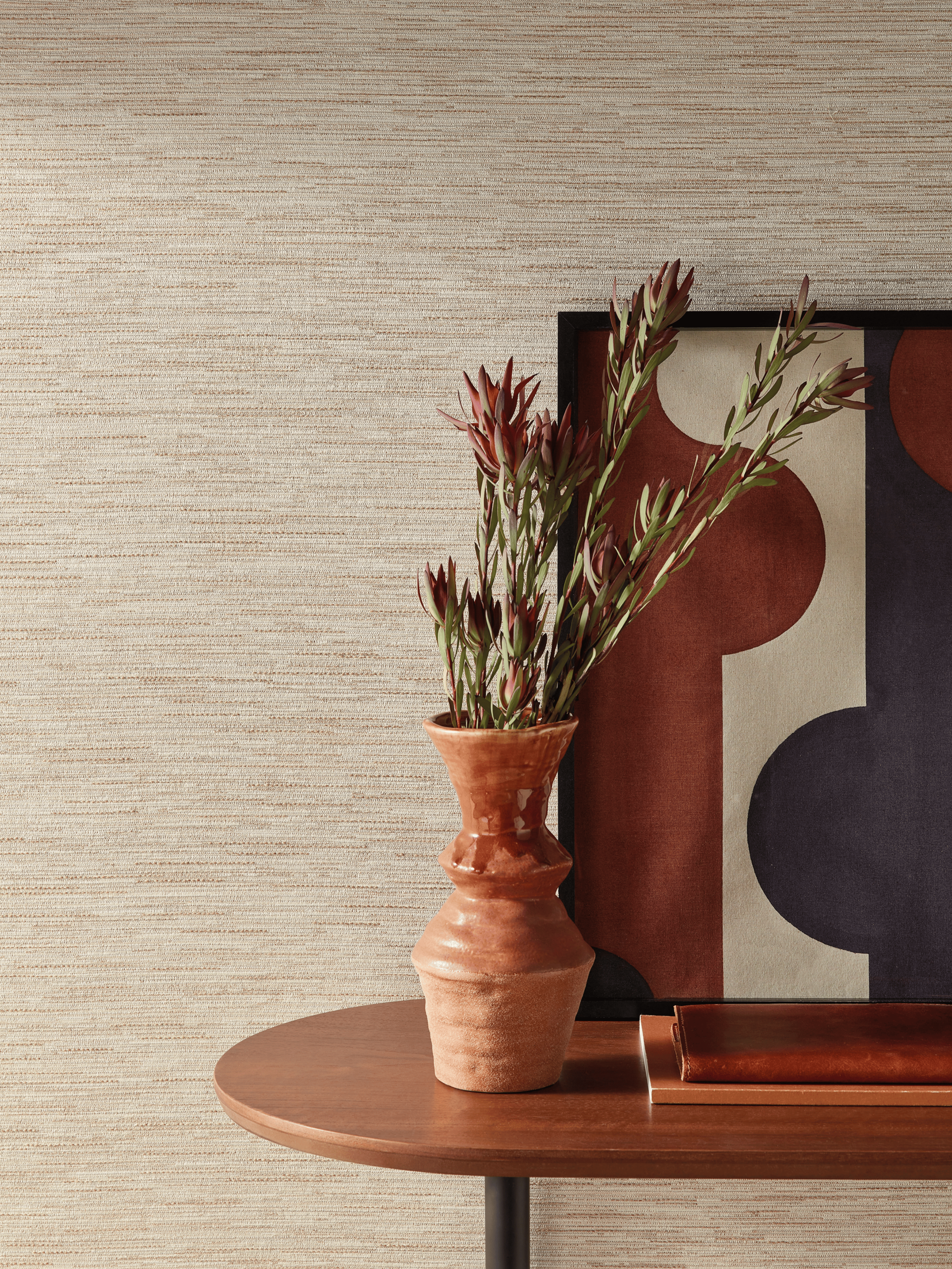 Close-up van Arte Loom Stories Bruges LS801 designbehang met een verfijnde linnen- en katoenweving in zachte beige tinten. Luxe wandbekleding met een natuurlijke textuur voor een warm, tijdloos en stijlvol interieur.