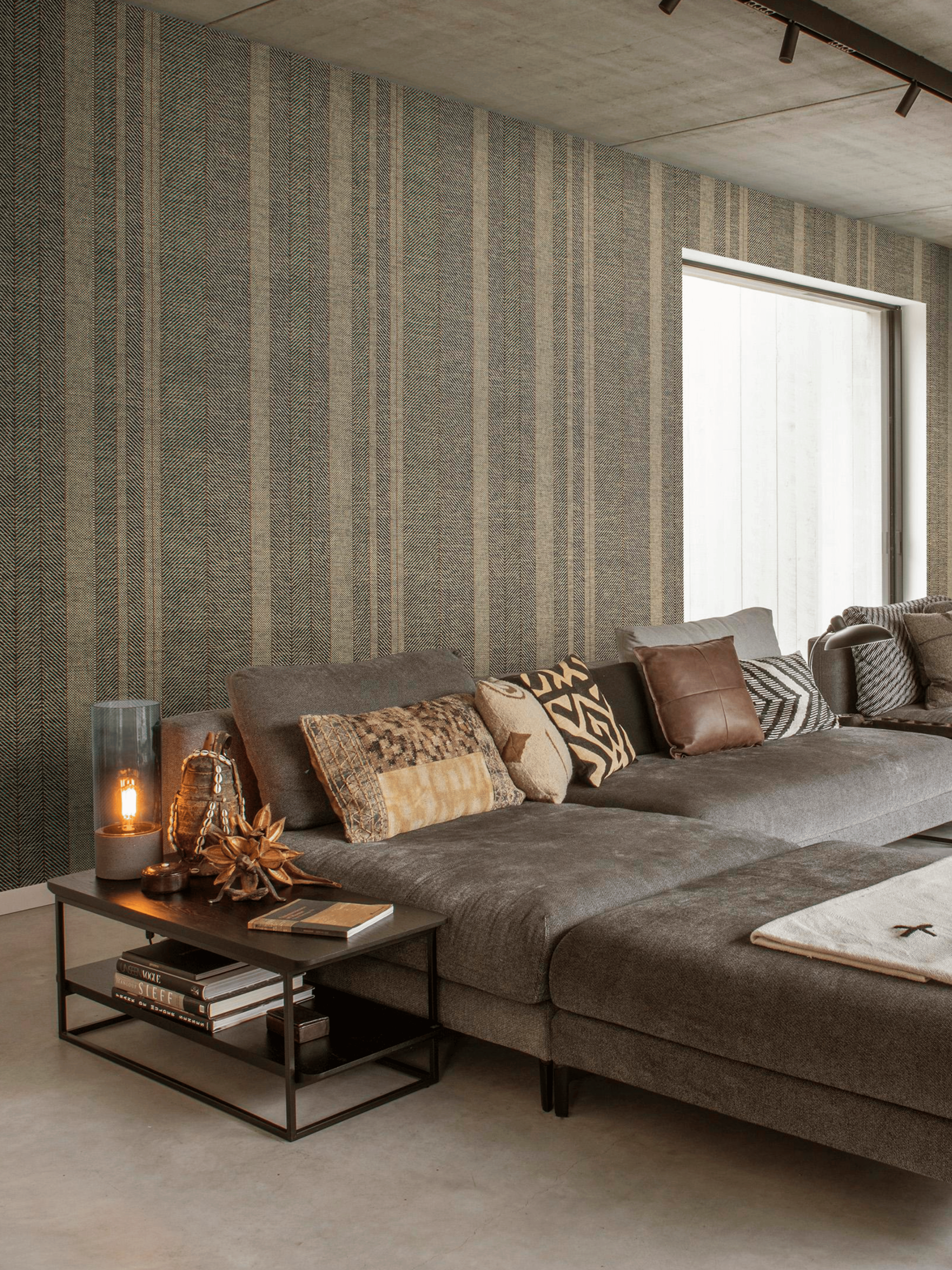 Close-up van Arte Tribu Rhythm TRU50 designbehang met een asymmetrisch streeppatroon, geweven textuur en natuurlijke beige- en zandtinten. Luxe wandbekleding voor een warm, modern en tijdloos interieur.