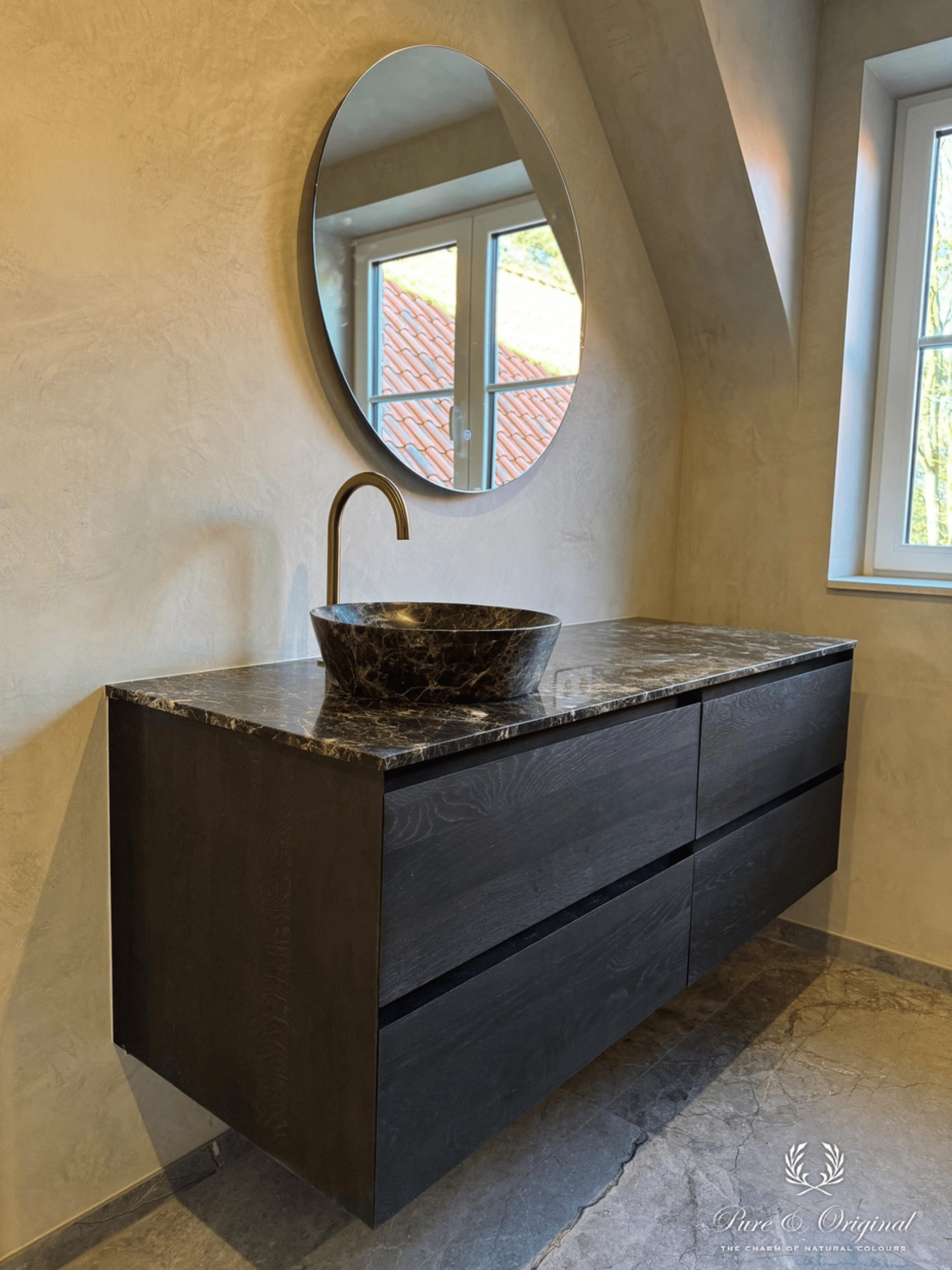 Luxueuze badkamer met Marrakech Walls afwerking in de kleur Old Linen van Pure & Original op muren en plafond. Gecombineerd met geglazuurde wandtegels en duurzame hoogwaardige materialen voor een elegante hotel chique uitstraling.