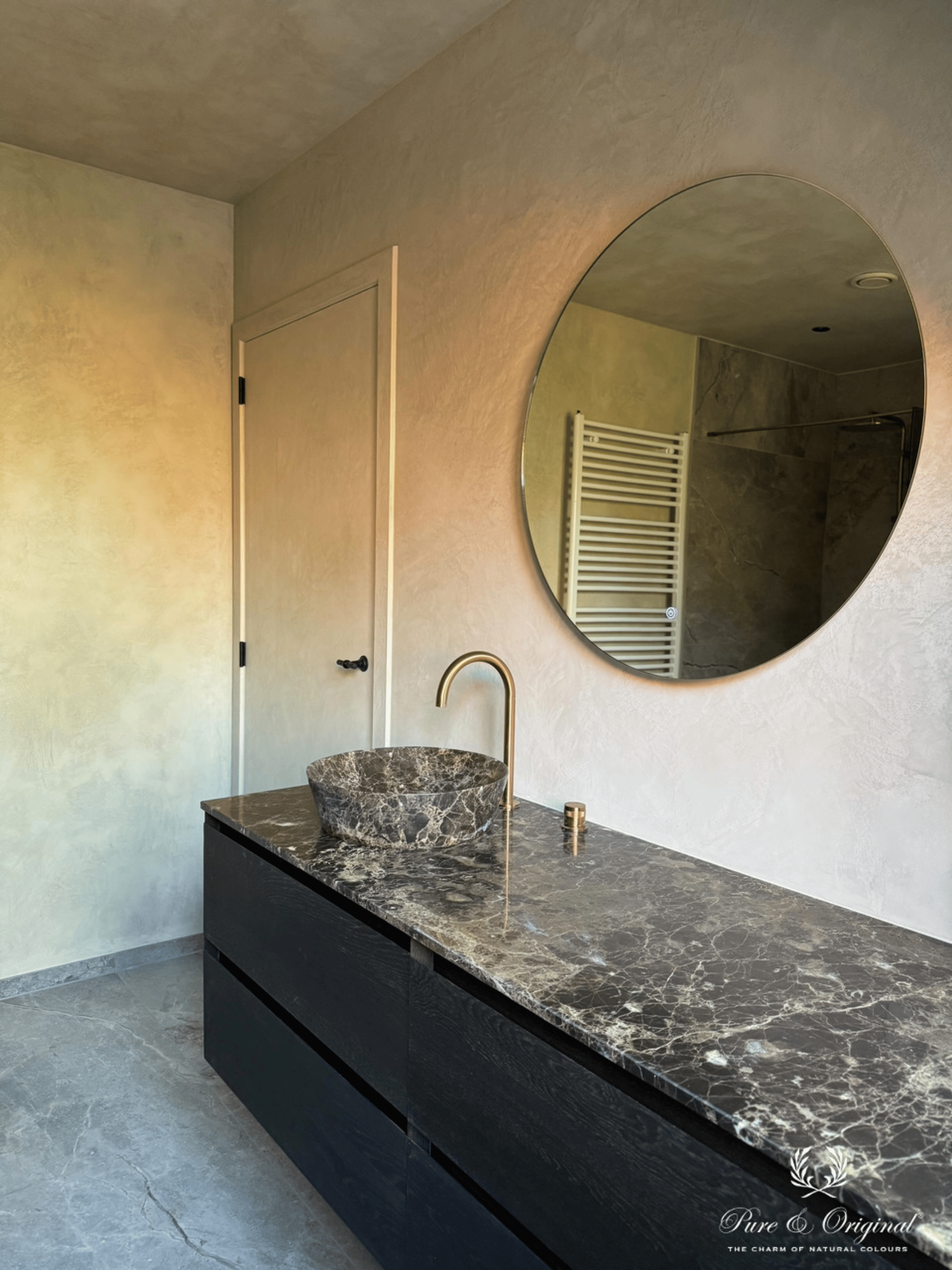 Luxueuze badkamer met Marrakech Walls afwerking in de kleur Old Linen van Pure & Original op muren en plafond. Gecombineerd met geglazuurde wandtegels en duurzame hoogwaardige materialen voor een elegante hotel chique uitstraling.