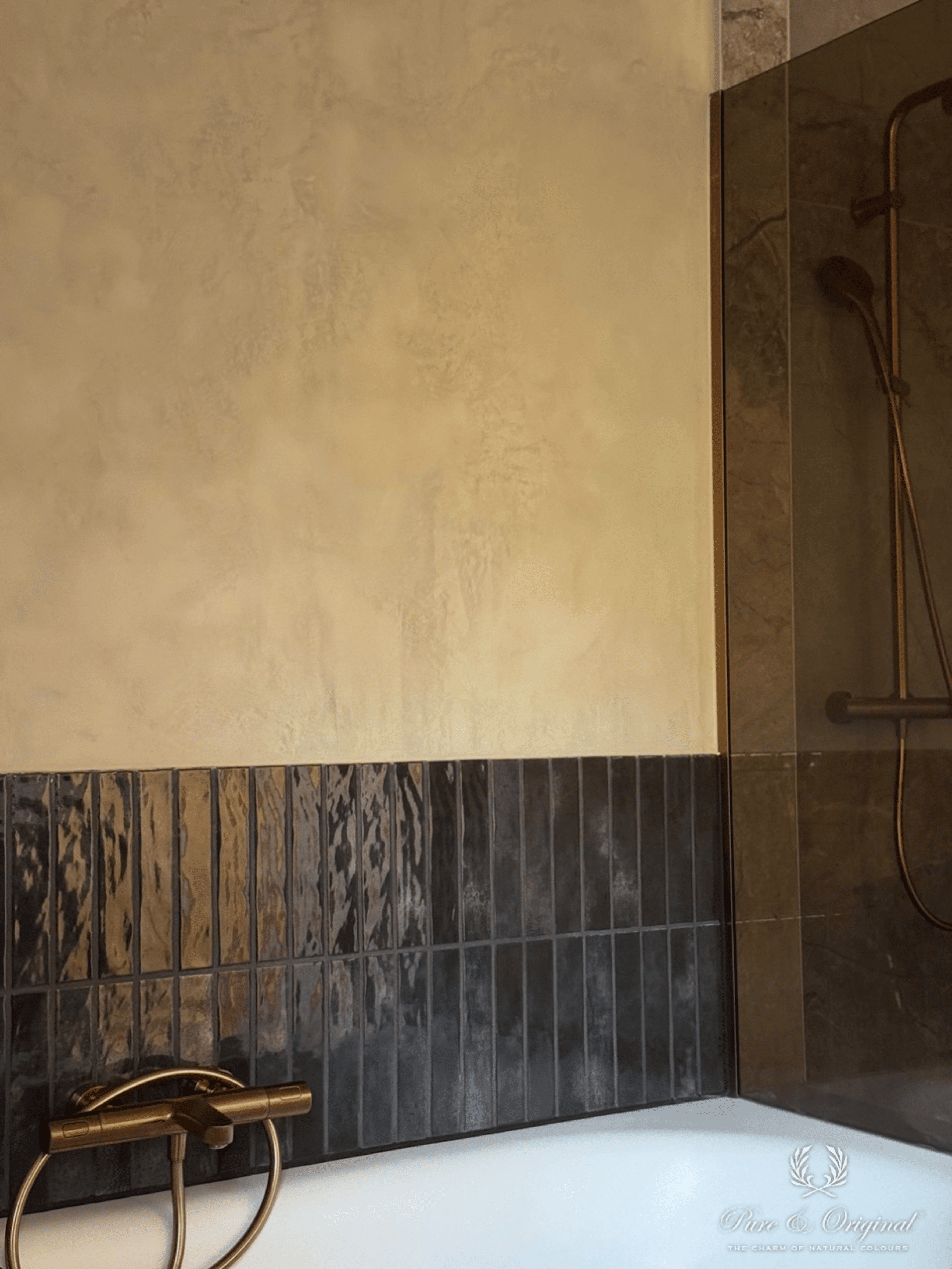 Luxueuze badkamer met Marrakech Walls afwerking in de kleur Old Linen van Pure & Original op muren en plafond. Gecombineerd met geglazuurde wandtegels en duurzame hoogwaardige materialen voor een elegante hotel chique uitstraling.