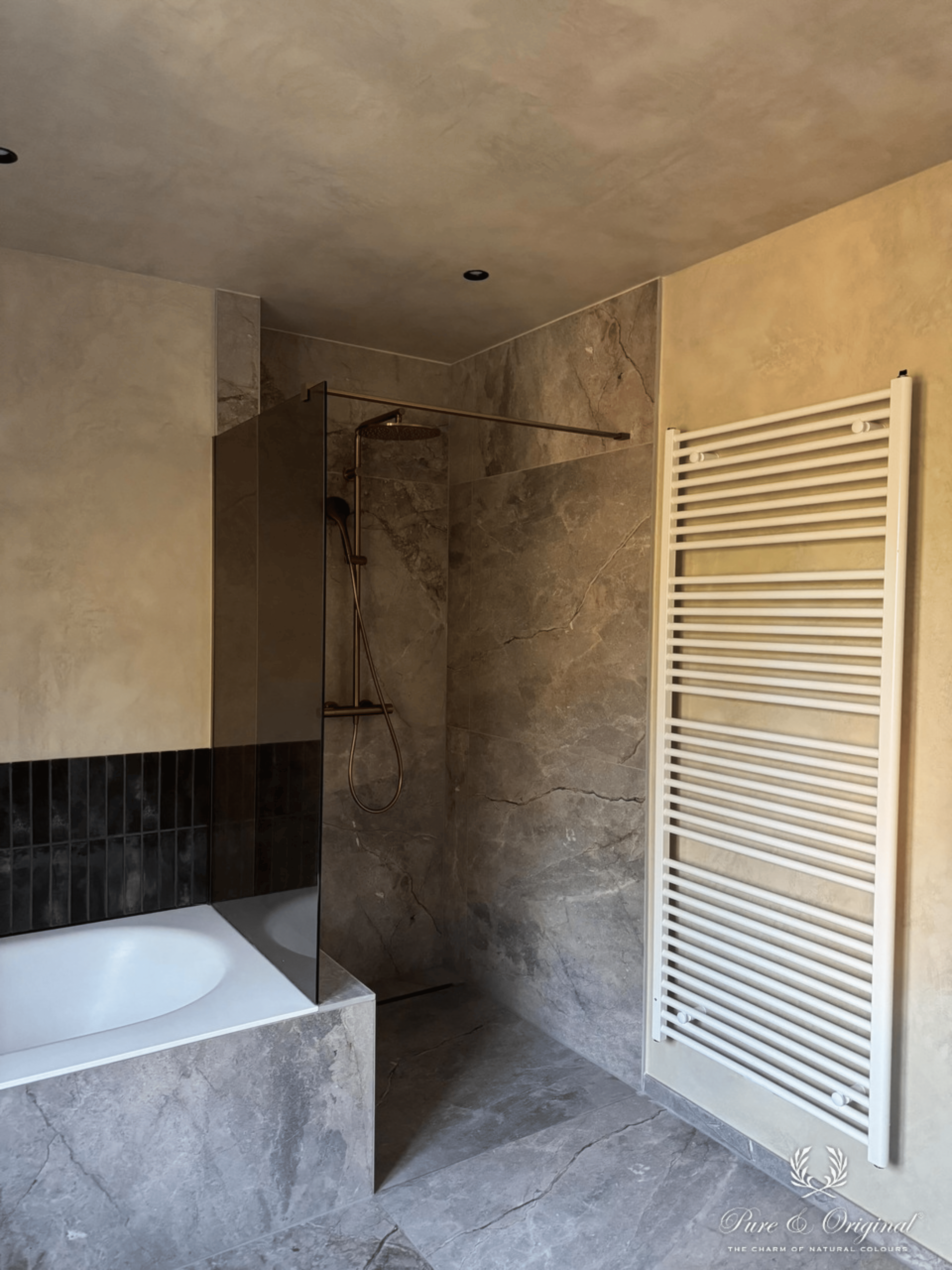 Luxueuze badkamer met Marrakech Walls afwerking in de kleur Old Linen van Pure & Original op muren en plafond. Gecombineerd met geglazuurde wandtegels en duurzame hoogwaardige materialen voor een elegante hotel chique uitstraling.