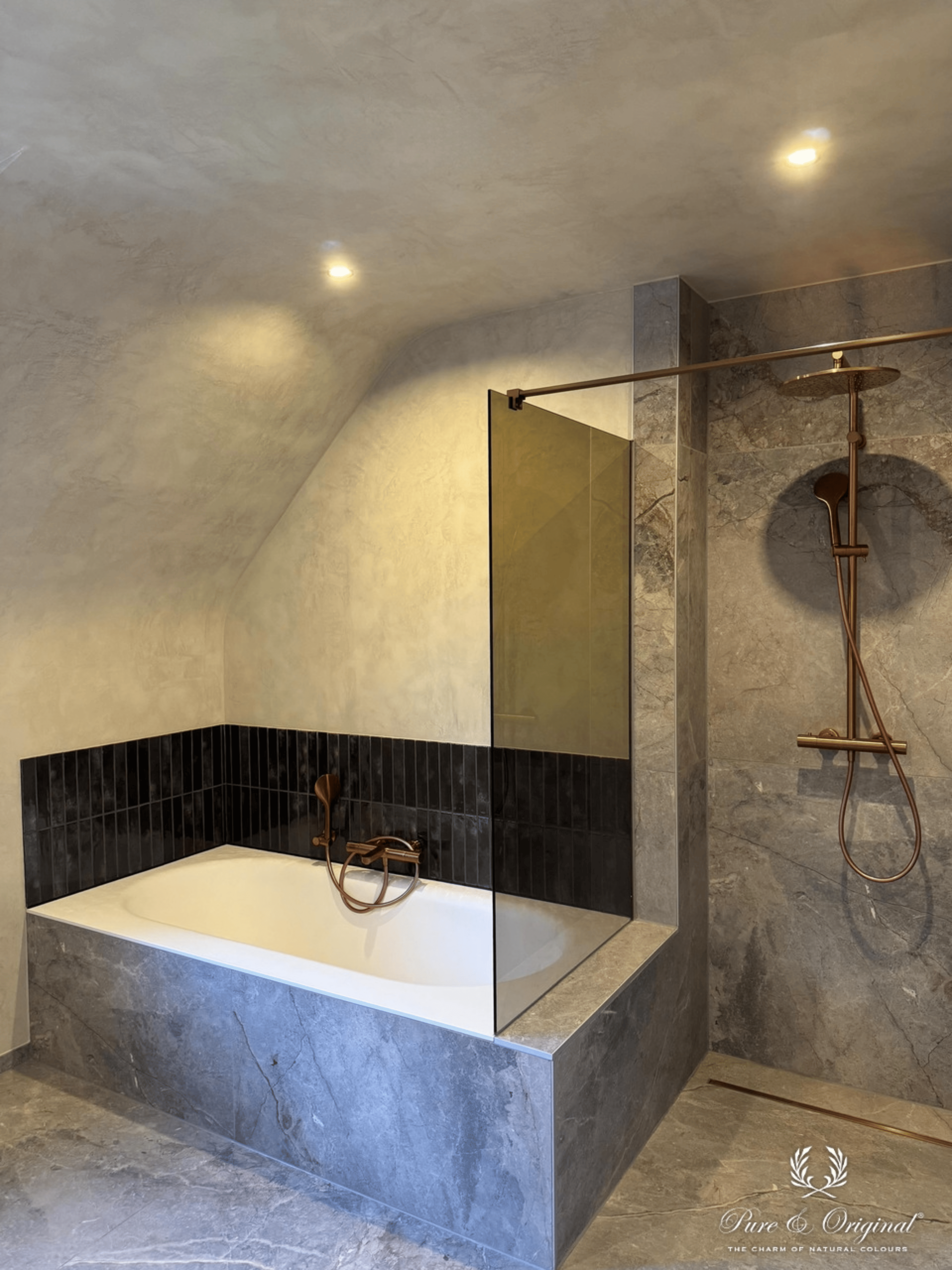 Luxueuze badkamer met Marrakech Walls afwerking in de kleur Old Linen van Pure & Original op muren en plafond. Gecombineerd met geglazuurde wandtegels en duurzame hoogwaardige materialen voor een elegante hotel chique uitstraling.