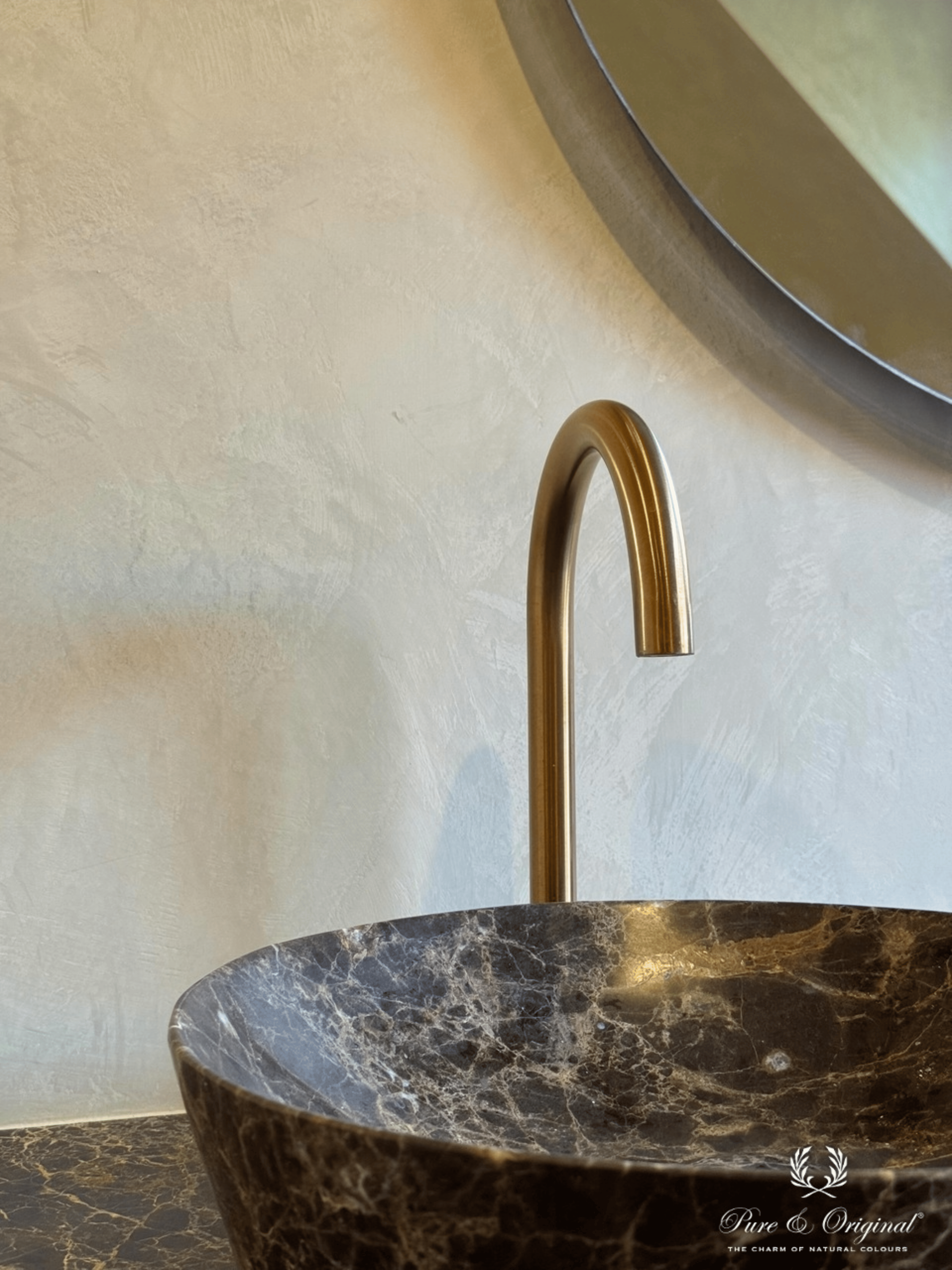 Luxueuze badkamer met Marrakech Walls afwerking in de kleur Old Linen van Pure & Original op muren en plafond. Gecombineerd met geglazuurde wandtegels en duurzame hoogwaardige materialen voor een elegante hotel chique uitstraling.