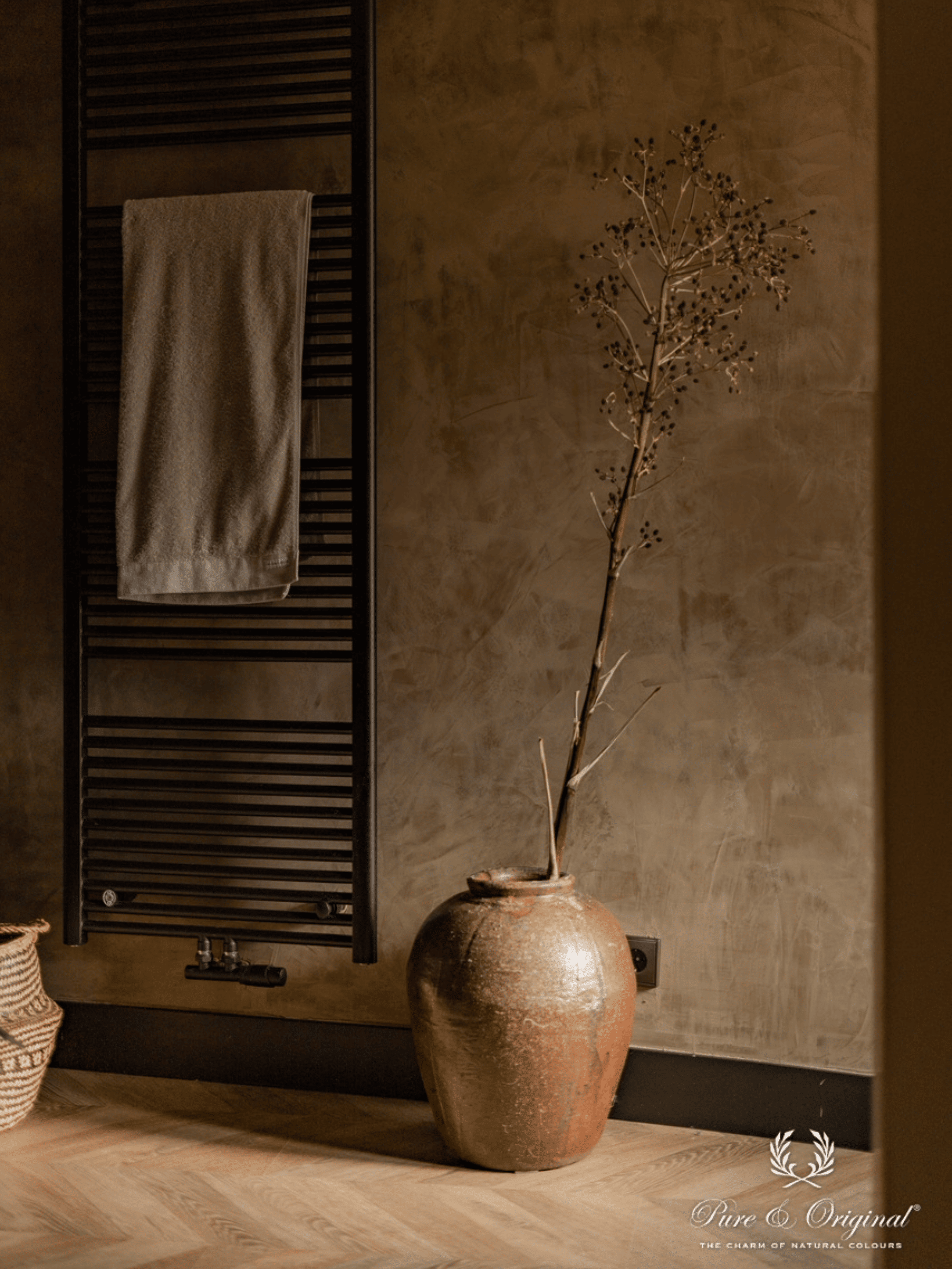 Badkamer in een warme betonlook verf van Pure & Original (Marrakech walls / spatel techniek) 