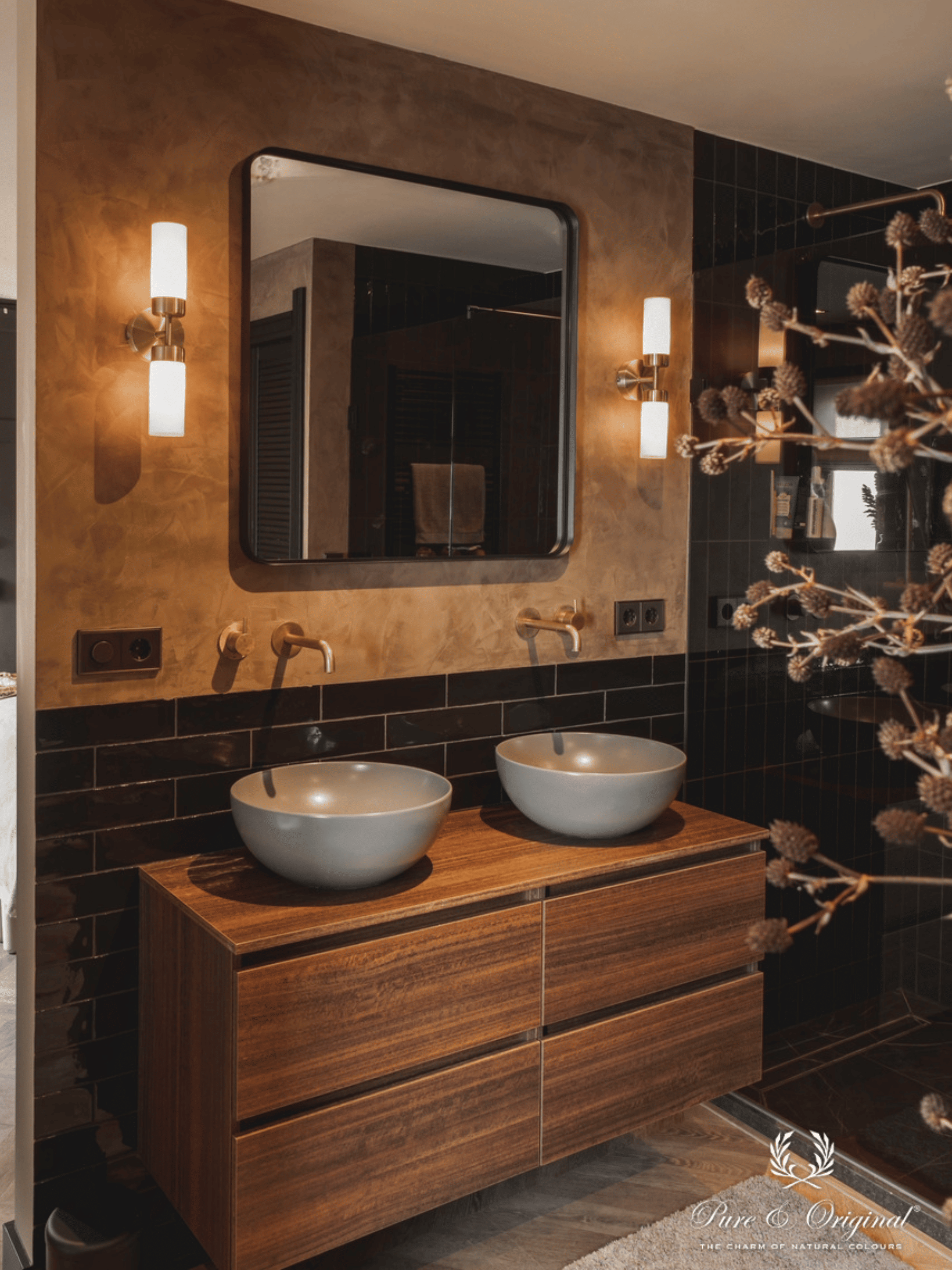 Interieur met een warme bruine decoratieve verftechniek op de muren, gecombineerd met Afrikaanse interieuraccenten en souvenirs uit wereldlanden. Sfeervolle slaapkamer en badkamer met natuurlijke materialen en een exotische, persoonlijke uitstraling.