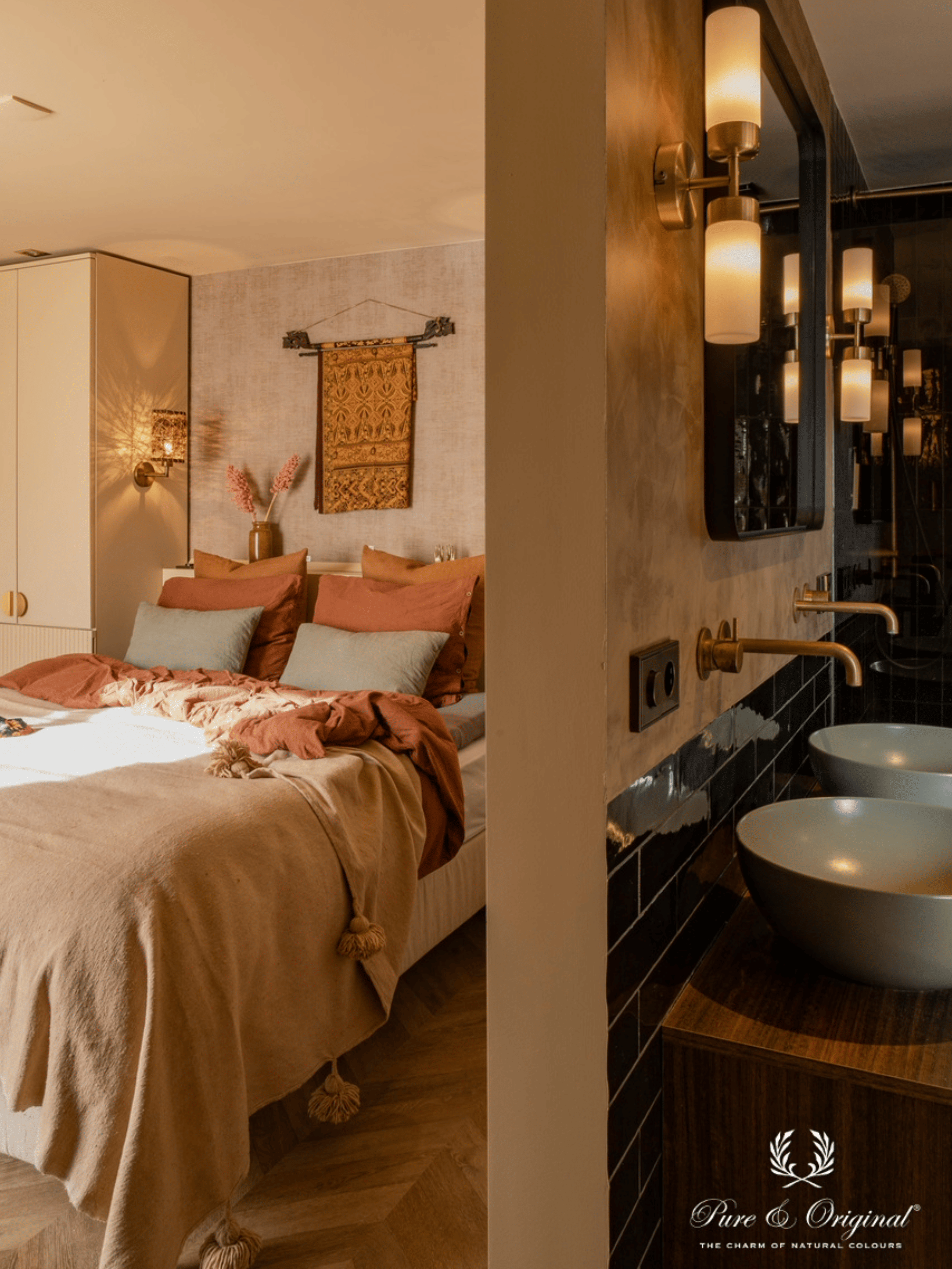 Interieur met een warme bruine decoratieve verftechniek op de muren, gecombineerd met Afrikaanse interieuraccenten en souvenirs uit wereldlanden. Sfeervolle slaapkamer en badkamer met natuurlijke materialen en een exotische, persoonlijke uitstraling.