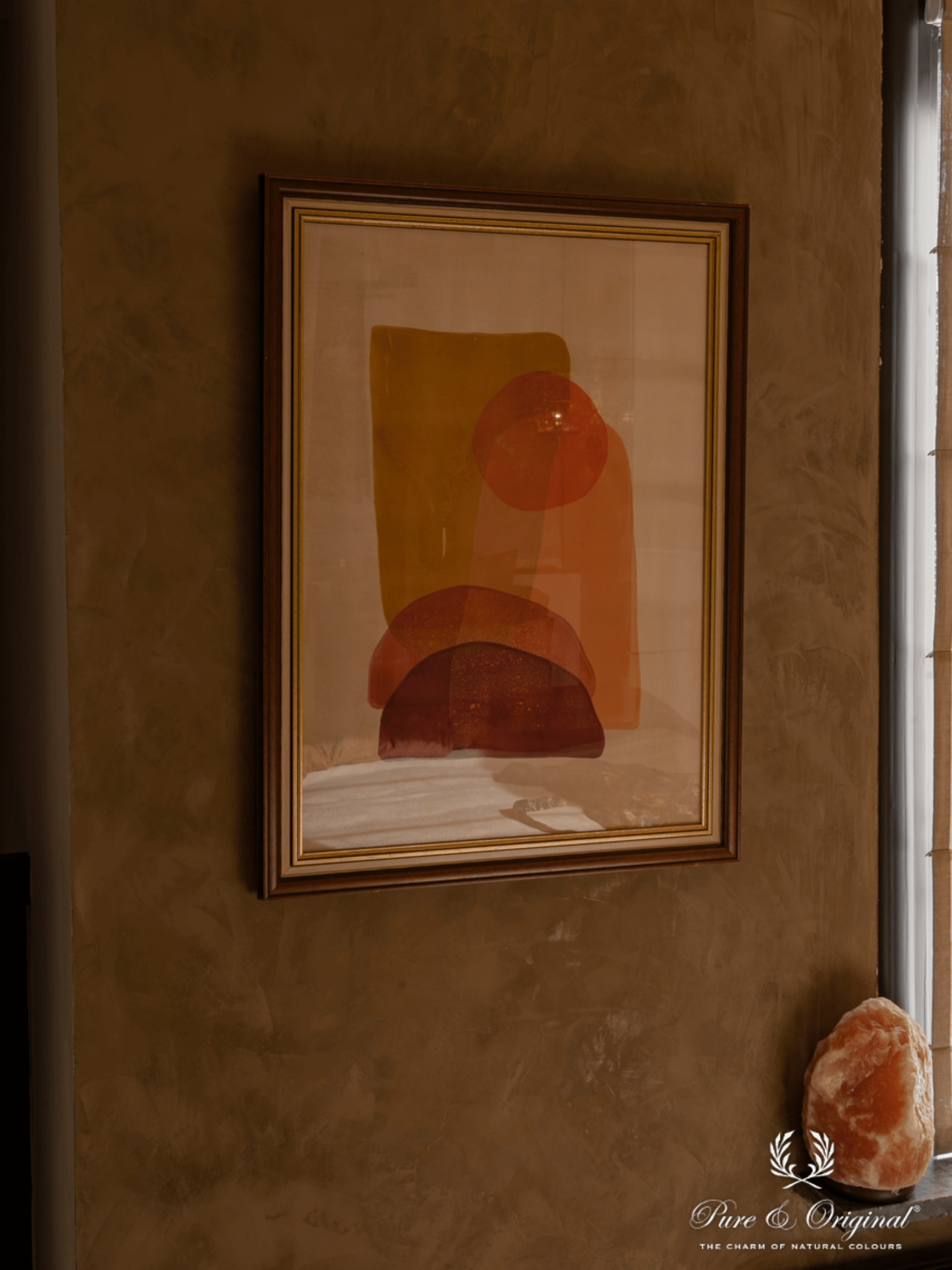 Interieur met een warme bruine decoratieve verftechniek op de muren, gecombineerd met Afrikaanse interieuraccenten en souvenirs uit wereldlanden. Sfeervolle slaapkamer en badkamer met natuurlijke materialen en een exotische, persoonlijke uitstraling.
