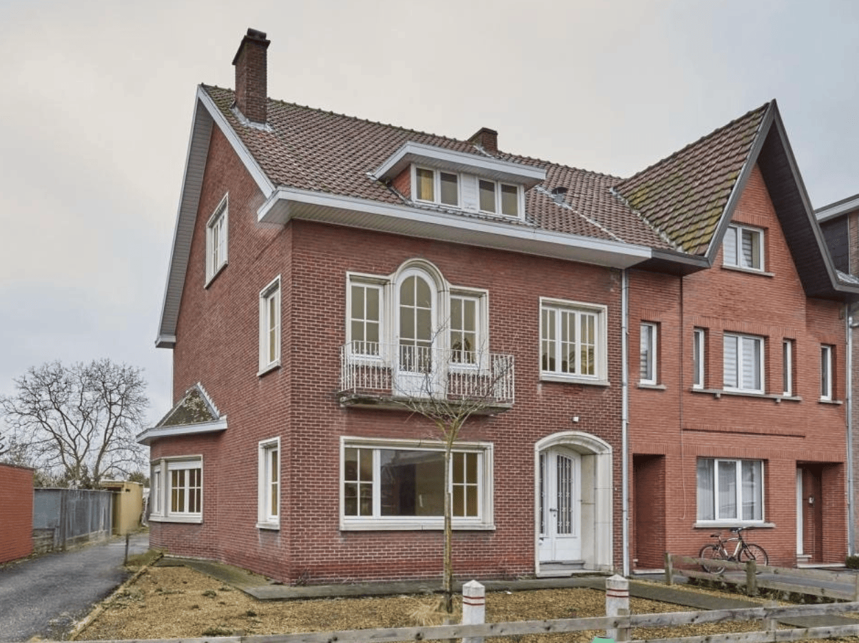 Voor het kaleien: verouderde woning met rode bakstenen gevel en oude ramen. Gevel in oorspronkelijke staat vóór gevelrenovatie en kalei-afwerking.