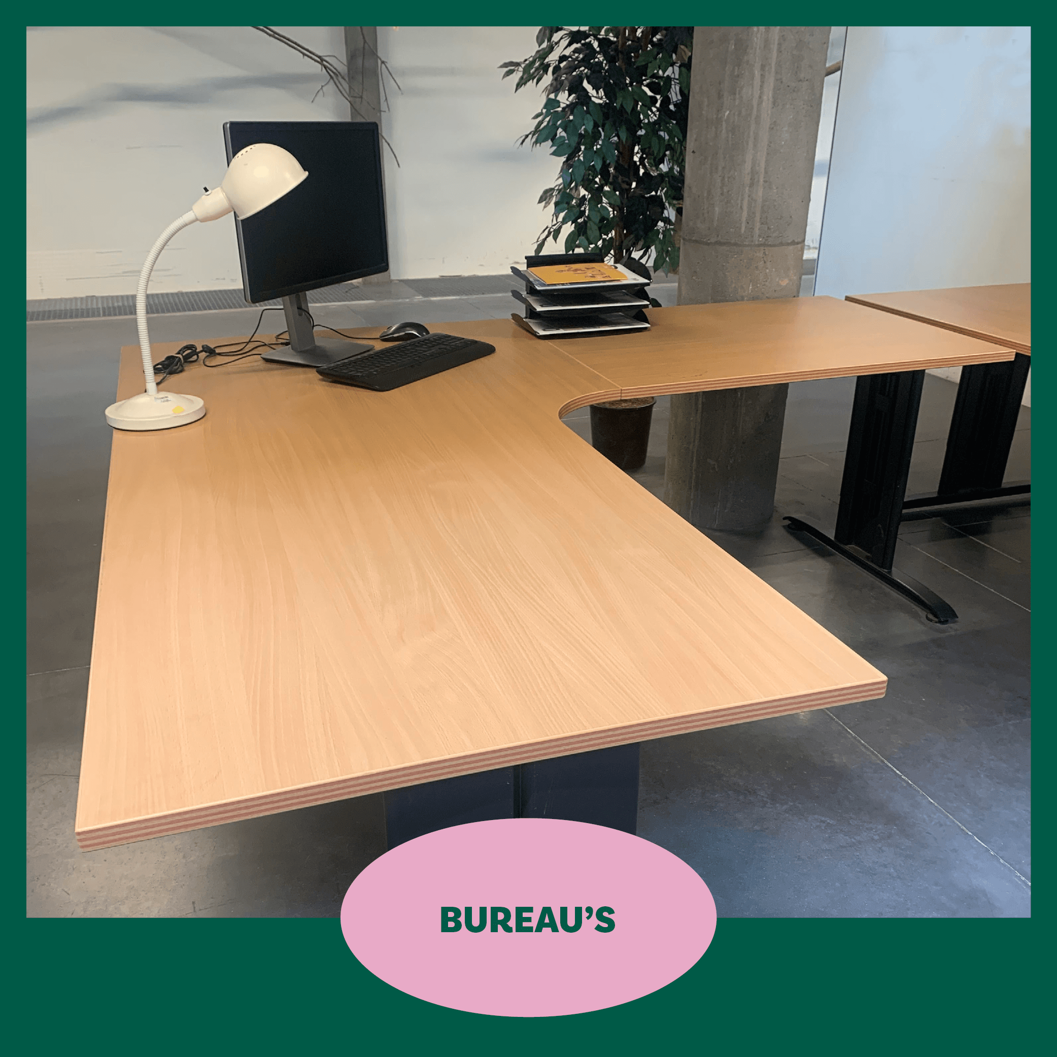 Tweedehands kantoorbureau in de showroom van Buroo in Heule