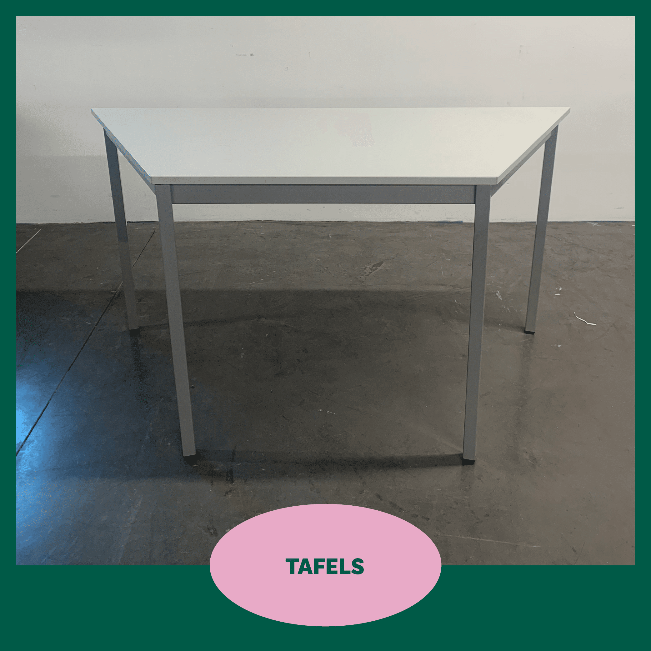 Tweedehandse kantoortafel in de showroom in Heule