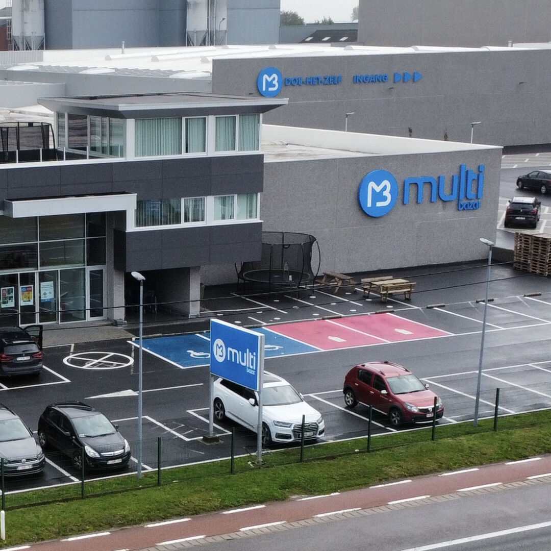 De gevel van Multi Bazar Pittem
