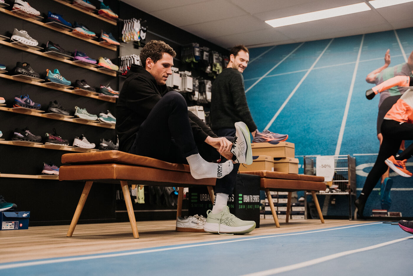 Conseiller UrbanTriSports pendant un essai de chaussures