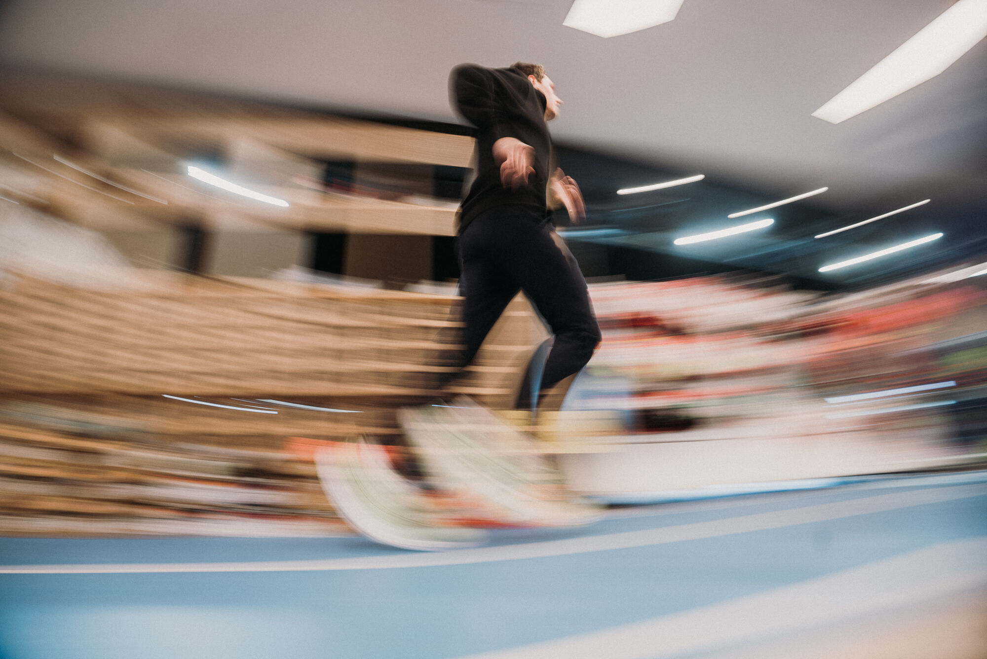 Coureur en analyse de foulée dans le magasin UrbanTriSports