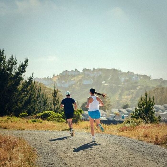 Coureurs en Brooks Ghost Trail sur un chemin de gravier