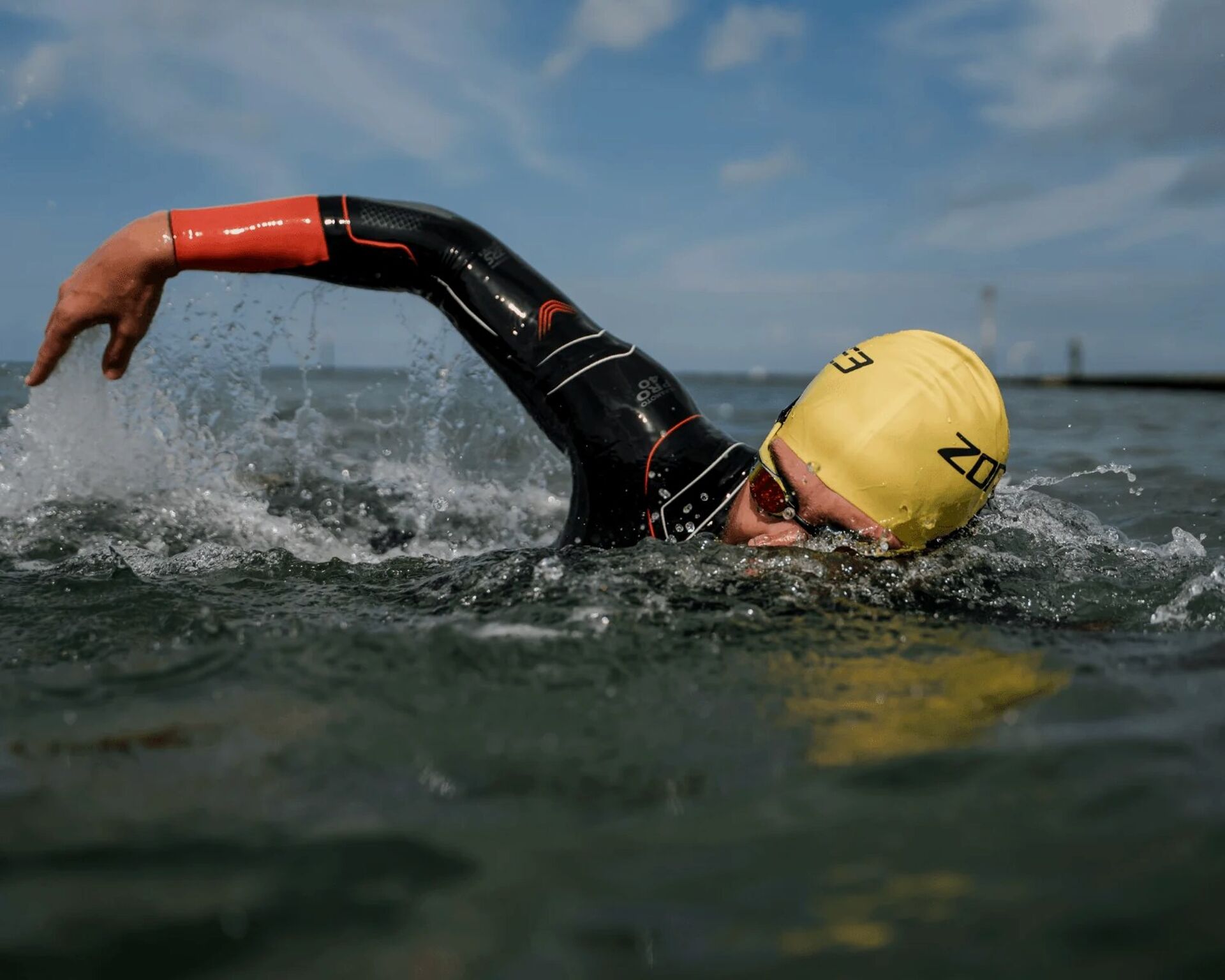 Nageur en combinaison néoprène Zone3 Vanquish en eau libre