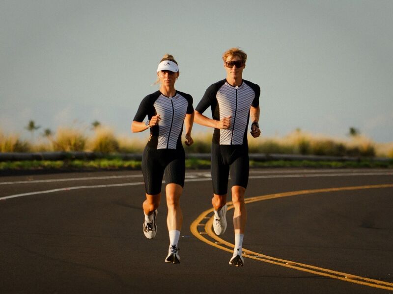 Deux triathlètes en trifonction Sailfish courant sur une route