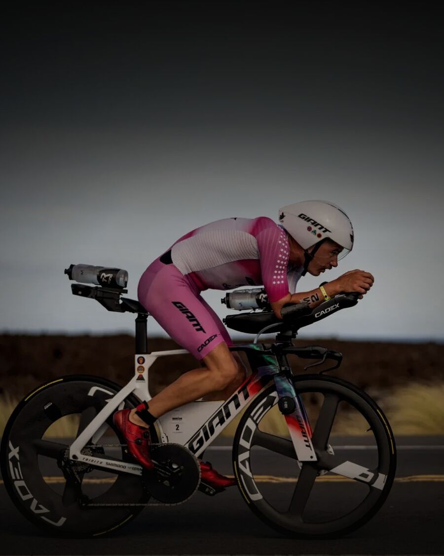Gustav Iden sur son Giant Trinity Advanced SL à l’IRONMAN de Kona 2026