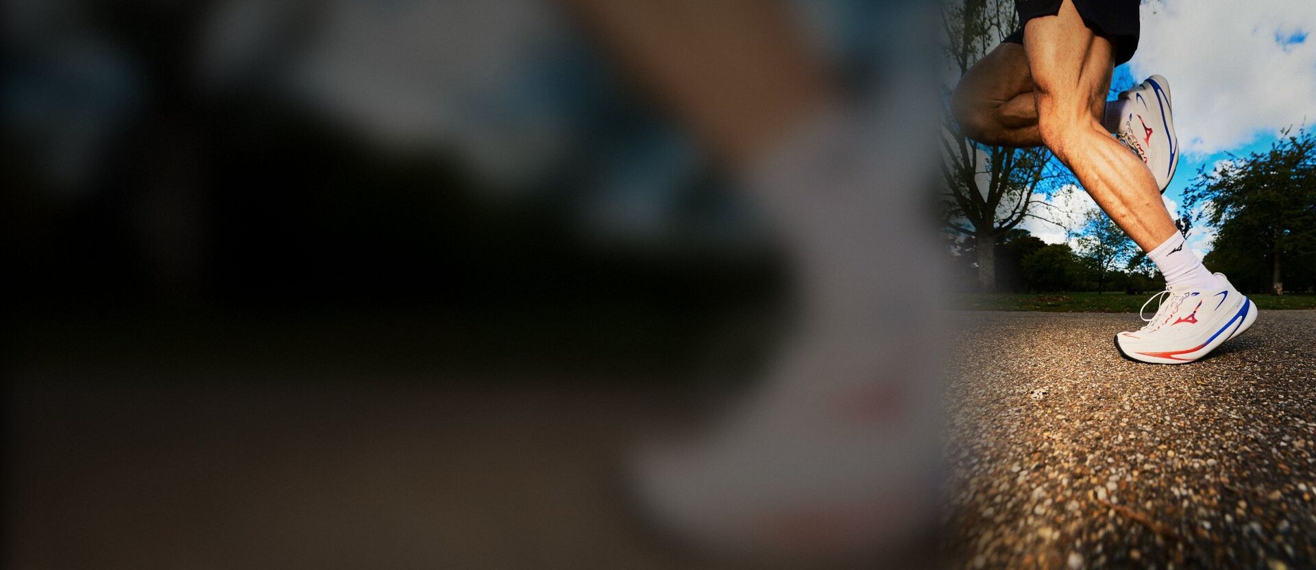 Coureur sur route chaussé de la Mizuno Sky Prime blanche