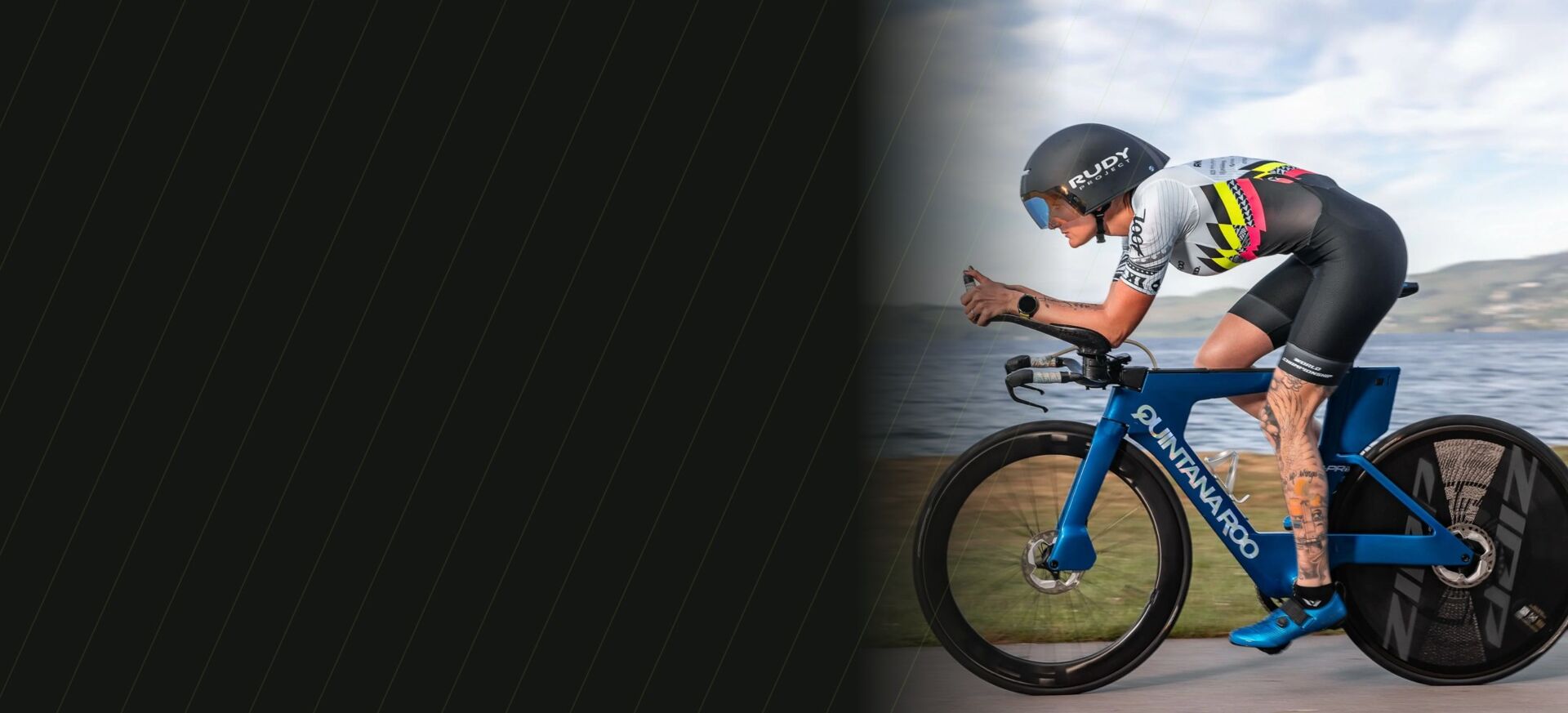 Triathlète en position aéro avec le casque Rudy Project Wingdream noir mat