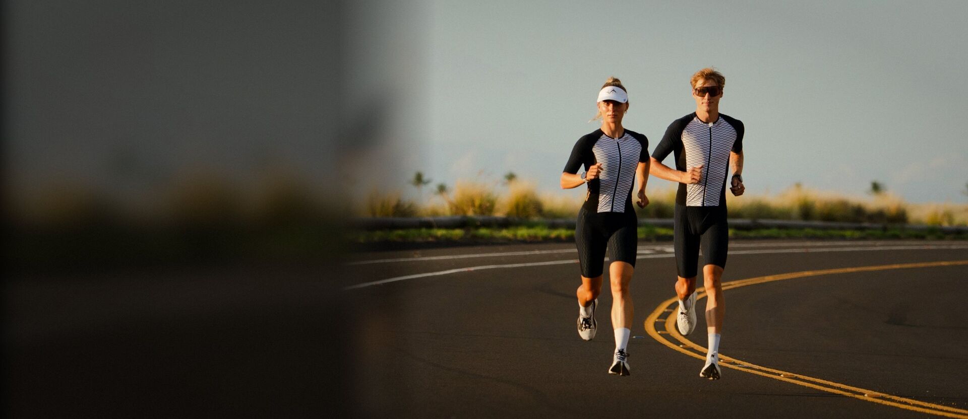 Deux triathlètes en trifonction Sailfish courant sur une route
